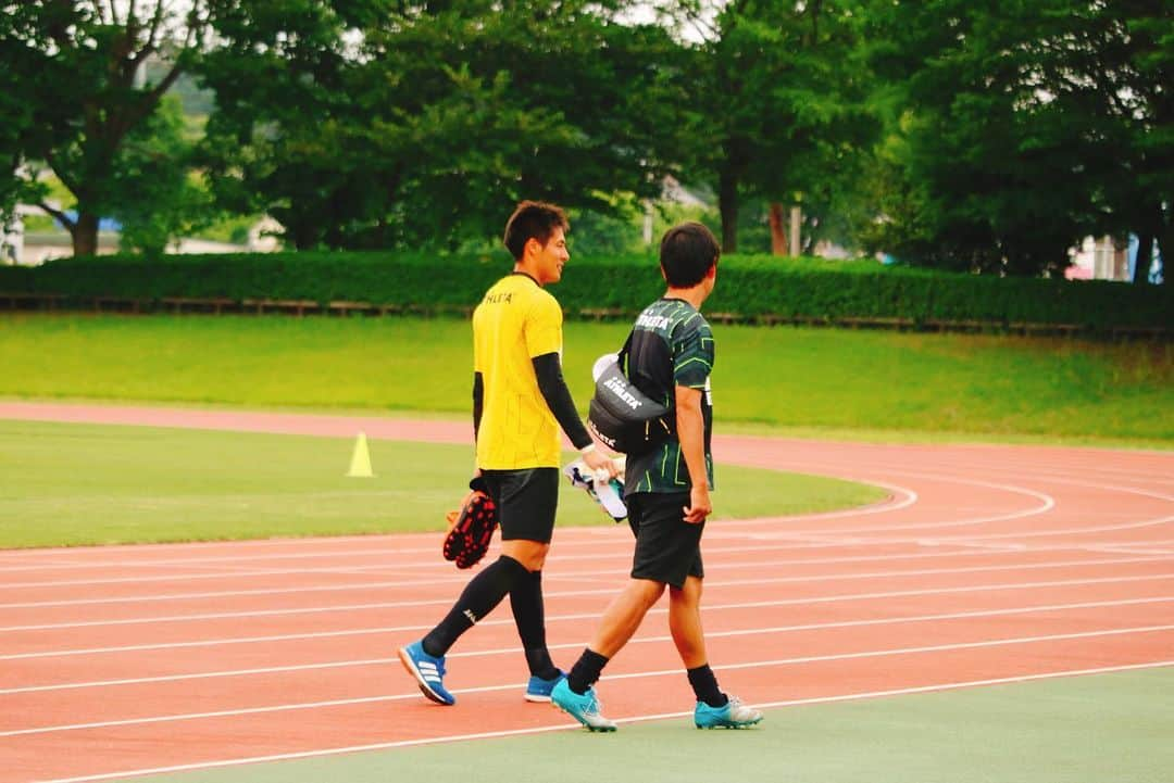 栃木SCさんのインスタグラム写真 - (栃木SCInstagram)「＼ #TRAINING ⚽️ 2019.05.31 ／ ． #浜下瑛 選手と #西谷優希 選手が取材の待ち時間に、広報カメラでトレーニング後の様子を撮ってくれていましたのでご紹介します📷😆✨ . 「動いてる選手の写真を撮るのって難しいですよね」とひとこと。広報が撮影する写真もブレブレなものもまだ多いので、まだまだ頑張ります‼️ . #栃木SC #tochigisc #jleague #Jリーグ #jリーグ好きな人と繋がりたい #サッカー好きな人とつながりたい #広報カメラ #宇都宮市 #河内総合運動公園 #チームスタッフ #カメラマン #写真 #⚽」5月31日 22時20分 - tochigisc_official