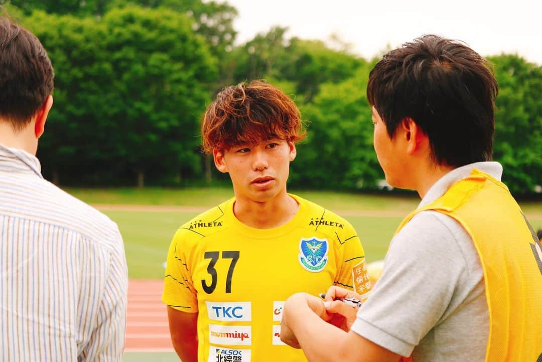 栃木SCさんのインスタグラム写真 - (栃木SCInstagram)「＼ #TRAINING ⚽️ 2019.05.31 ／ ． #浜下瑛 選手と #西谷優希 選手が取材の待ち時間に、広報カメラでトレーニング後の様子を撮ってくれていましたのでご紹介します📷😆✨ . 「動いてる選手の写真を撮るのって難しいですよね」とひとこと。広報が撮影する写真もブレブレなものもまだ多いので、まだまだ頑張ります‼️ . #栃木SC #tochigisc #jleague #Jリーグ #jリーグ好きな人と繋がりたい #サッカー好きな人とつながりたい #広報カメラ #宇都宮市 #河内総合運動公園 #チームスタッフ #カメラマン #写真 #⚽」5月31日 22時20分 - tochigisc_official