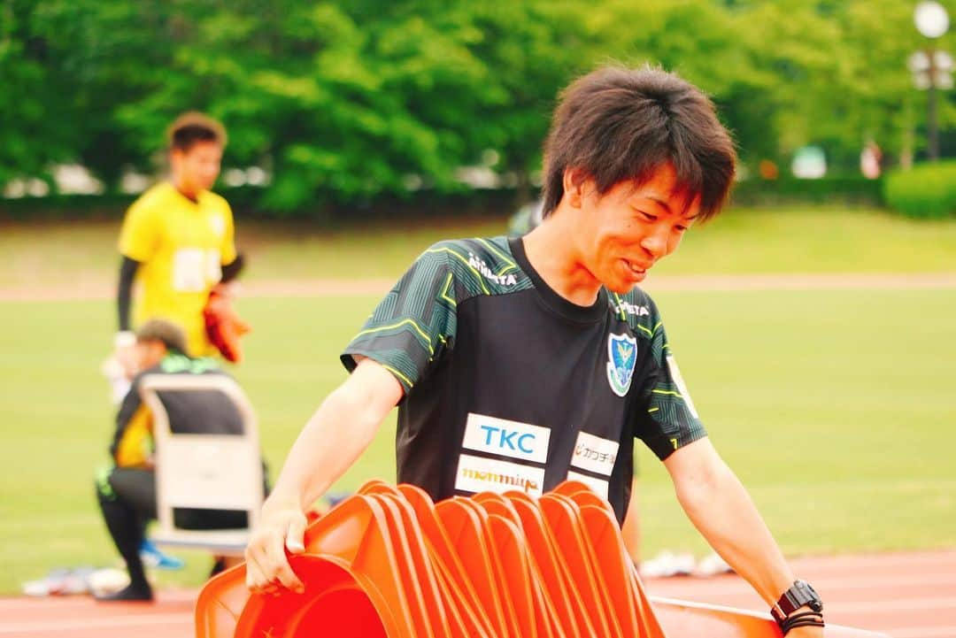 栃木SCさんのインスタグラム写真 - (栃木SCInstagram)「＼ #TRAINING ⚽️ 2019.05.31 ／ ． #浜下瑛 選手と #西谷優希 選手が取材の待ち時間に、広報カメラでトレーニング後の様子を撮ってくれていましたのでご紹介します📷😆✨ . 「動いてる選手の写真を撮るのって難しいですよね」とひとこと。広報が撮影する写真もブレブレなものもまだ多いので、まだまだ頑張ります‼️ . #栃木SC #tochigisc #jleague #Jリーグ #jリーグ好きな人と繋がりたい #サッカー好きな人とつながりたい #広報カメラ #宇都宮市 #河内総合運動公園 #チームスタッフ #カメラマン #写真 #⚽」5月31日 22時20分 - tochigisc_official