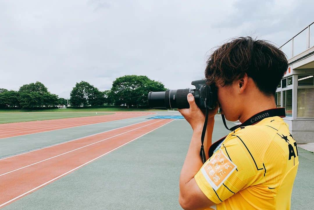 栃木SCさんのインスタグラム写真 - (栃木SCInstagram)「＼ #TRAINING ⚽️ 2019.05.31 ／ ． #浜下瑛 選手と #西谷優希 選手が取材の待ち時間に、広報カメラでトレーニング後の様子を撮ってくれていましたのでご紹介します📷😆✨ . 「動いてる選手の写真を撮るのって難しいですよね」とひとこと。広報が撮影する写真もブレブレなものもまだ多いので、まだまだ頑張ります‼️ . #栃木SC #tochigisc #jleague #Jリーグ #jリーグ好きな人と繋がりたい #サッカー好きな人とつながりたい #広報カメラ #宇都宮市 #河内総合運動公園 #チームスタッフ #カメラマン #写真 #⚽」5月31日 22時20分 - tochigisc_official