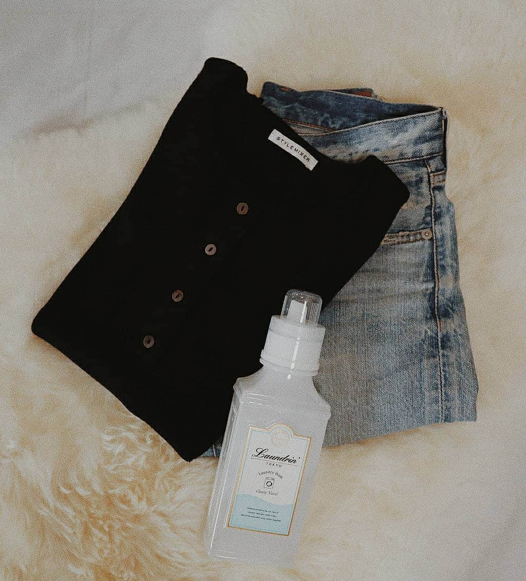 のインスタグラム：「New♡ . . 前にも紹介したけど柔軟剤はずっと　 @laundrinを使ってるよ！ スプレーもルームフレグランスも♡♡ ストックしてあるくらいお気に入り🙆 な、laundrinから新しく洗剤が登場したよ～✨ 柔軟剤でも使ってる大好きな クラシックフローラルの香り☺️ 私は部屋干しが多いから嫌な臭いが 残らないように別の洗剤を いつも入れてたんだけど、 これはそういう嫌なニオイを 抑えてくれるし、柔軟剤とおなじ香りってのが◎ 赤ちゃんの洋服に使えるのもいいよね！🌿 . ほんとにずっと使ってるランドリン！ オススメだからチェックしてみて～✅ . . #aocode#pr#fashion#cleaning#ランドリン#laundrin#クラシックフローラル#ランドリンWASH #洗剤#柔軟剤#いい香り」