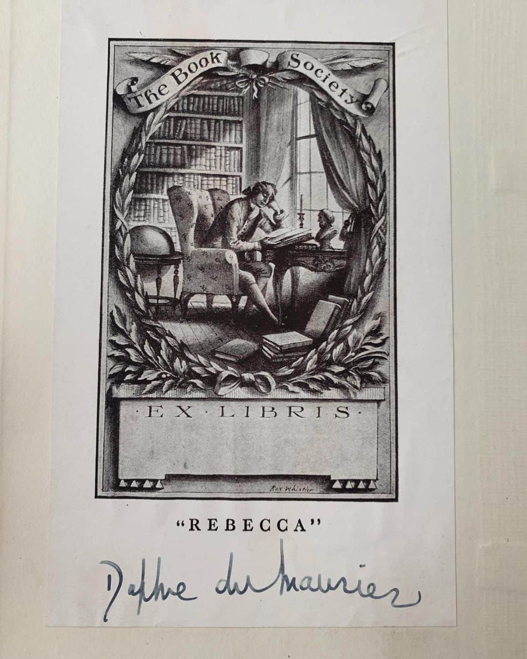 リリー・ジェームズさんのインスタグラム写真 - (リリー・ジェームズInstagram)「A treasure #firstedition #rebecca」5月31日 22時31分 - lilyjamesofficial