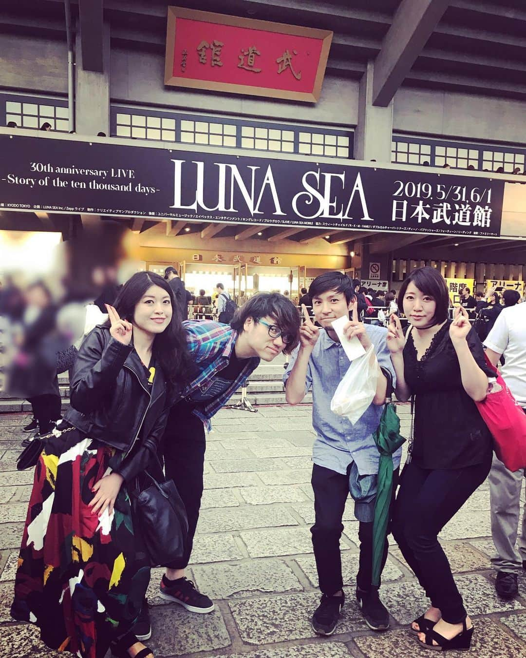 益子寺かおりさんのインスタグラム写真 - (益子寺かおりInstagram)「イッてきたわ、LUNA SEA様の結成30周年・日本武道館おギグ！！ ・ 最高すぎて、みんなで放心状態。。 ・ 頭の中も下半身も〝淫 SILENCE〟状態になっているわ、今…！ ・ ロマンを叫び続けた、コバルトブルーの夜。 あまりにも素晴らし過ぎたわ…。 ・ 結成30周年、本当におめ●とうございます！ ・ #LUNASEA 様 #SLAVE #手扇子しまくったわ！ #ウチらも日本武道館目指して #ガンバルンバするゾ！ #まいキヨけんとメンバー集結♡ #こんな素敵な50歳を目指したい #ベッドイン #bedin」5月31日 22時31分 - kaori_masuco