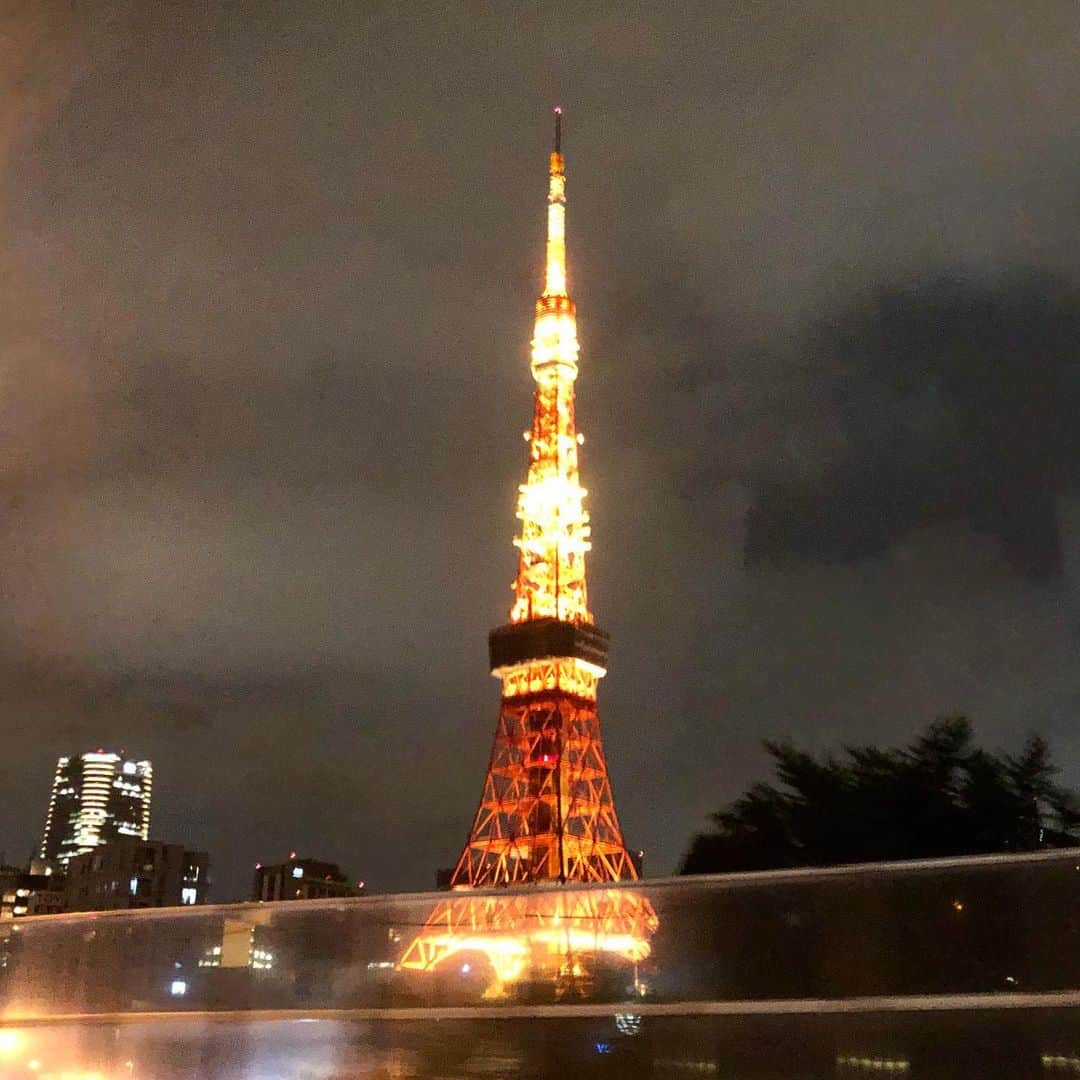 マキ・コニクソンさんのインスタグラム写真 - (マキ・コニクソンInstagram)「東京に戻って来た！ 飛行機で寝すぎたけどまだ眠い。😪Good night Tokyo! 🗼 #東京タワーのおすそ分け🗼 #明日は人間ドックだよん #健康第一だよね！ #皆んなも健康診断はちゃんとやろうね！☝🏼」5月31日 22時31分 - makikonikson