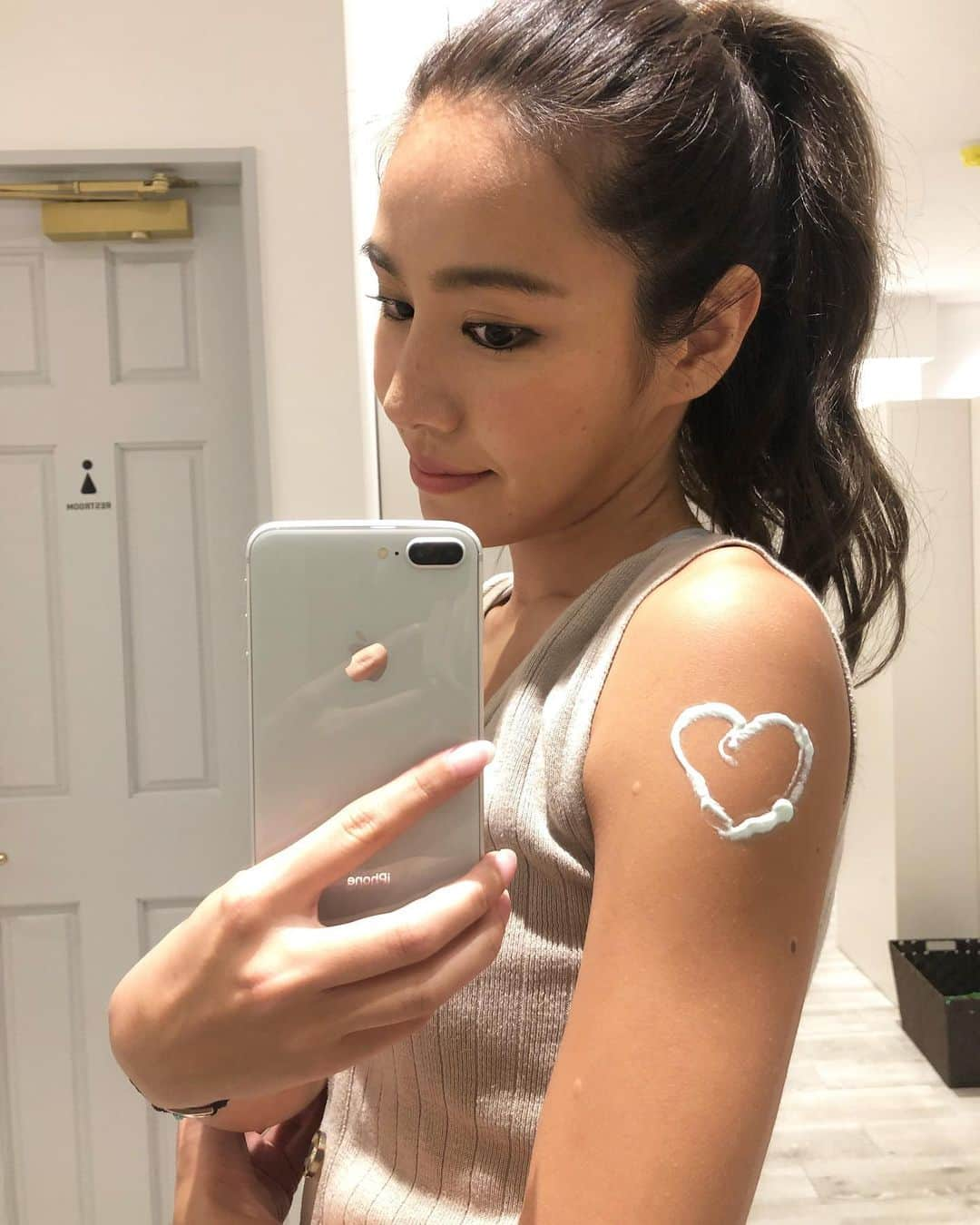 南美沙さんのインスタグラム写真 - (南美沙Instagram)「スキンアクア トーンアップUVエッセンス。  発売前の限定カラーを一足先にお試ししました  日焼け止めだけど、お肌の赤みを抑えてくれるから  カラーコントロールにも使える優れもの♡. . . .  #スキンアクア#スキンアクアトーンアップuvエッセンス#ひみつひみつひみつのuv#透明感  #日焼け止め#トーンアップuv#uvケア#プチプラコスメ#コスメレポ#コスメ紹介  #透明感メイク#カラーコントロール#今日のコスメ #化粧下地  #ロート製薬_pr」5月31日 22時47分 - miee.misa