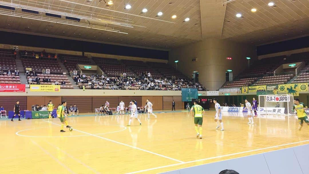 佐藤あり紗さんのインスタグラム写真 - (佐藤あり紗Instagram)「. . . フットサル観戦⚽️🏟 . With よしこ、みゆ、きい、ゆう . 楽しかったぁ～✊✊✊ 選手の声がよく聞こえたし 表情もしっかり見えた(ㆆ_ㆆ)ｼﾞｰｰ . 後半からは下の席で 見させていただき ボールが飛んできたらどう交わそうかばかり 考えていました😂😂😂 . 観客席には 知り合いがたくさん居た。笑 明日のベガルタ観戦も行くみたいです⚽️ ちなみに私もベガルタ参戦します🧡笑 . 宮城県のスポーツが好きな人は 宮城のスポーツ全部応援してくれている🤗 . . 皆さんフットサル おっもしろっいですよっ🤙🏻 . . #ヴォスクオーレ仙台 #シュライカー大阪 #フットサル #Fリーグ #宮城スポーツ盛り上げる #佐藤あり紗」5月31日 22時42分 - arisa_chu