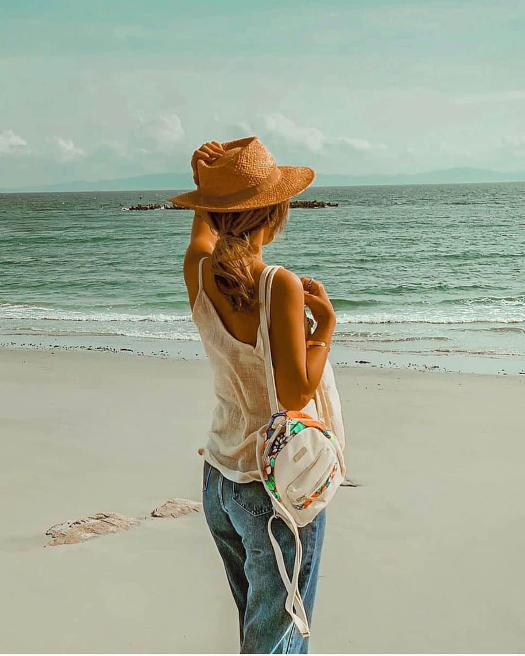 ラレイアのインスタグラム：「🌴 インスタグラムで人気の #ミニリュック 🧡 麻素材がお洒落な今季の新作です😍✨ ・ こちら現在開催中のイベントALOHA TOKYO取り扱い💓 ・ 直営店&webサイトでもお得なクーポン配布中です！ ぜひお見逃しなく😄🌺 ・ THANK YOU #Repost @lilym_26 ♡♡♡ ・ @laleia_official  @colleenwilcoxgallery_jp  #colleen#colleenwilcox#art#hawaii#aloha#surf#beach#fashion#laleia#ハワイ#フォトジェニック#インスタ映え#インスタ女子#アロハ#ビーチ#海を感じる雑貨#ラレイア#アート#ビーチガール#サーフスタイル#大人カジュアル#旅行#トラベラー#タビジョ#リュック#フェス」