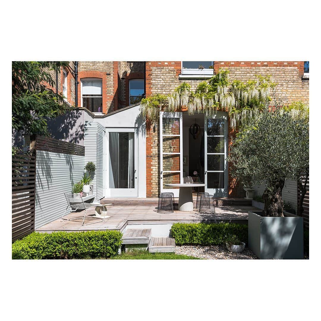 The Modern Houseさんのインスタグラム写真 - (The Modern HouseInstagram)「Picture Perfect: an expansive home in Crouch End with an impressive artist's studio on the top floor. Click the link in our bio see more.  #crouchend #workshop #artiststudio #creativespace」5月31日 22時45分 - themodernhouse