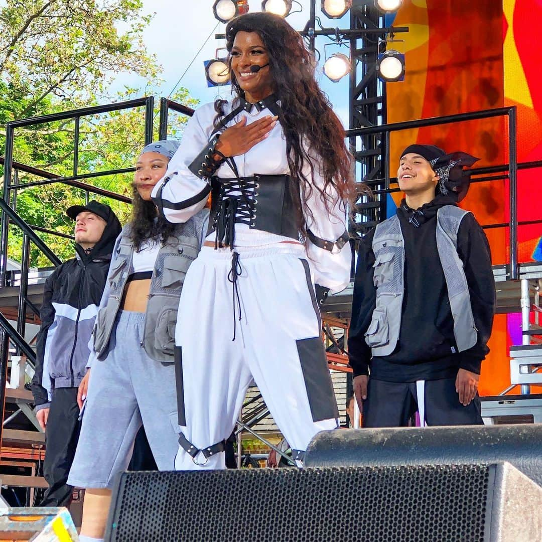 Good Morning Americaさんのインスタグラム写真 - (Good Morning AmericaInstagram)「Nothing but love for @ciara after that performance! ❤️ Her energy is infectious! Link in bio to check out her performance! #CiaraOnGMA #GMAinsider」5月31日 22時46分 - goodmorningamerica