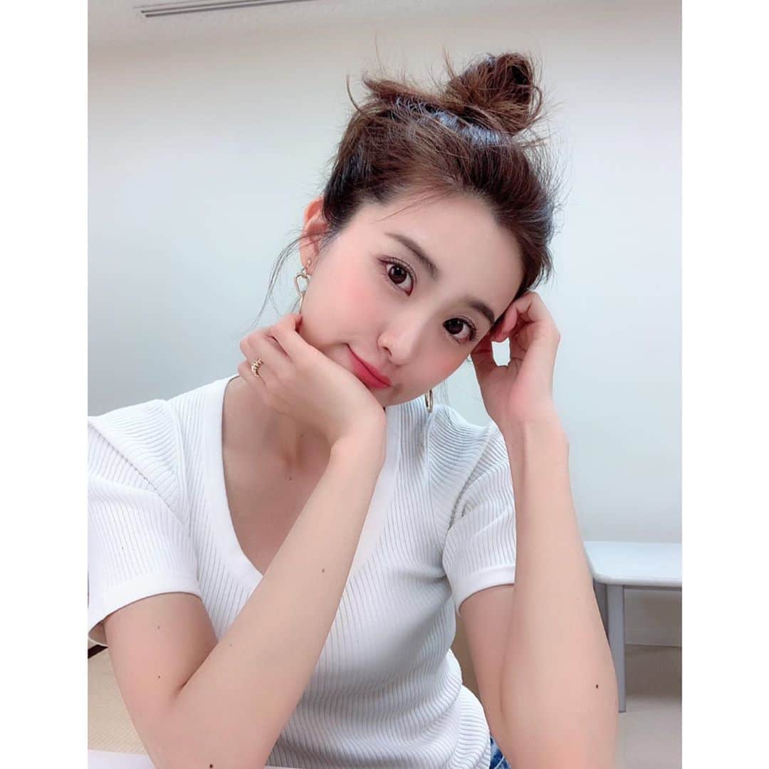 曽田茉莉江さんのインスタグラム写真 - (曽田茉莉江Instagram)「お仕事が終わるとこうやって一気にルーズなお団子にしたくなっちゃうんです😋なんだかスッキリします🐥皆様も一週間お疲れ様でした😌今週は暑い日が続きましたね☀️体も休めつつ素敵な週末となりますように☺️❤️ #お団子ヘア #ヘアアレンジ#白t #ゴールドアクセサリー #週末 🍋シンプルな服にゴールドアクセが好きっ😻」5月31日 22時56分 - marie_soda_