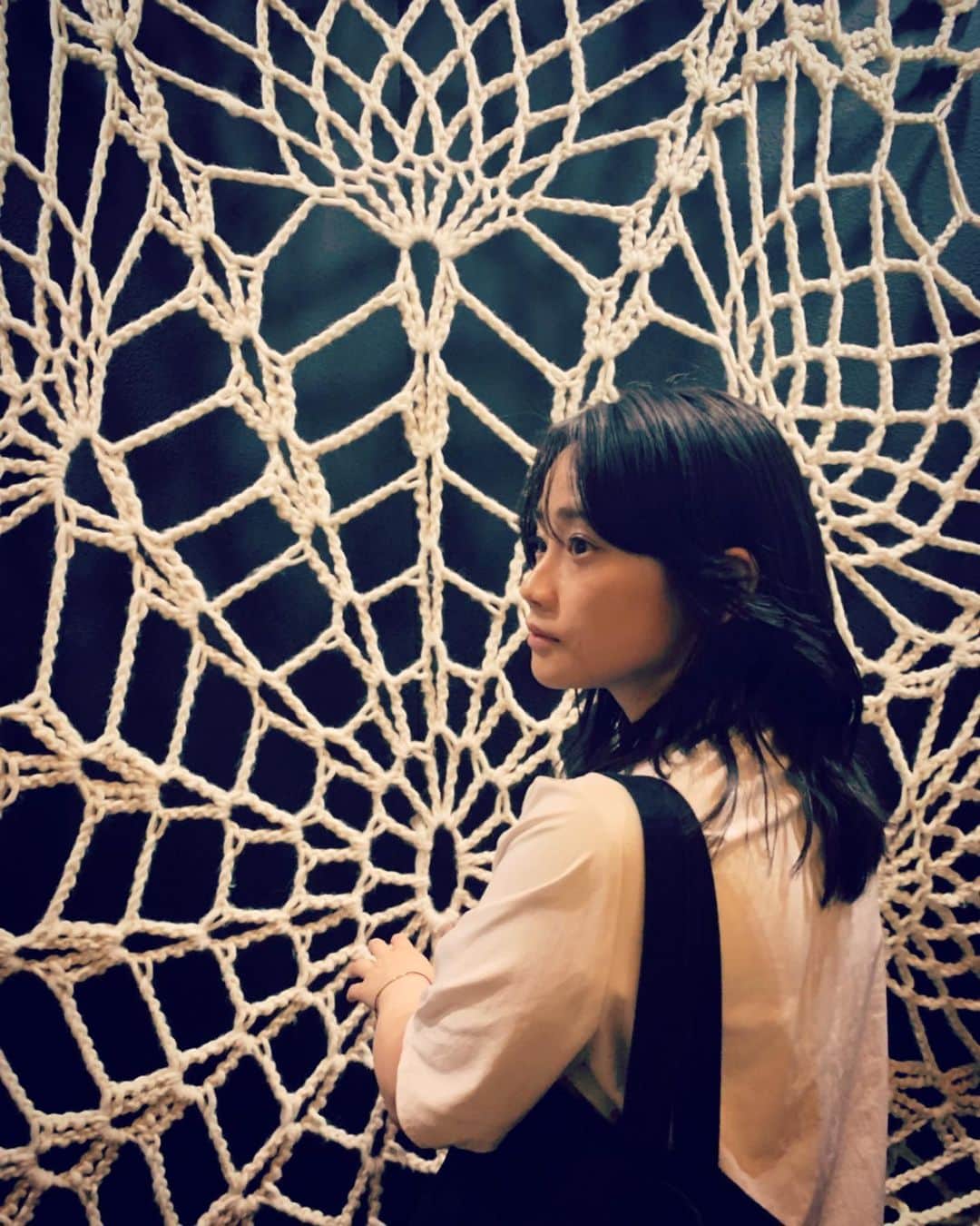 山内優花のインスタグラム：「六本木アートナイトに行った時。﻿ 触ると音がなる、網に興味津々、﻿ 無言で触れて、耳を澄ましていました。﻿ ﻿ ﻿ ﻿ 愛に触れたときにも﻿ その想いが音色で﻿ 伝わればいいのにね。﻿ ﻿ ﻿ #六本木アートナイト﻿」