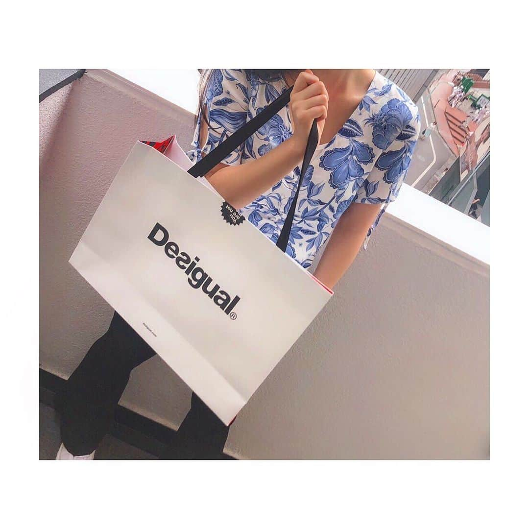 西山なずなさんのインスタグラム写真 - (西山なずなInstagram)「❤︎ 私が1番好きなブランド。 ❤️Desigual❤️ スペイン発祥のブランドで象徴的な模様に大胆なプリントが個性的✨ 今回はTシャツを買ってもらった〜🥰 購入したやつは改めてアップする！！ ・ ・ #20190531 #デシグアル #tシャツ #ショッピング #写真のトップスはデシグアルやないよ #desigual #desigualhome #desiguallove #spain #shopping #tshirt #buy #happy #thanks #love #recommens #favorite #myfriend me #girl #model #actress #followme」5月31日 22時49分 - nazzzuuuna