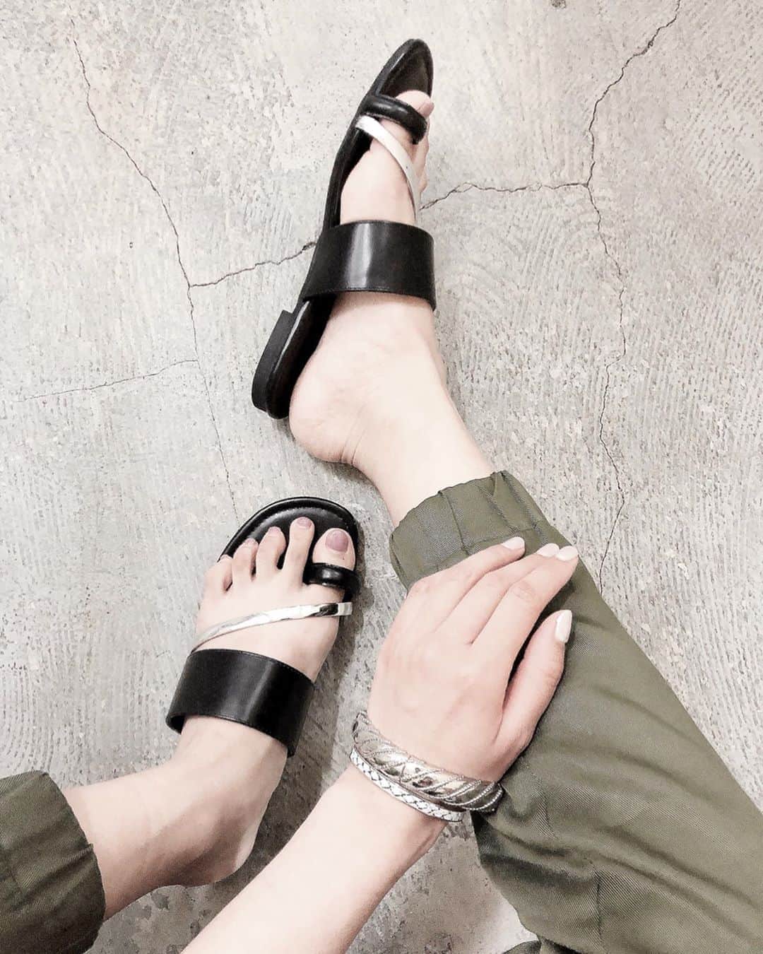 のインスタグラム：「. EGOISTのフラットサンダル歩きやすいし シンプルなデザインがお気に💕 気づいたらかなり履いてます😎 アクセもEGOISTだよ😎 . そしてお友達のお犬さんと 一緒に原宿散歩🚶‍♂️ 元気いっぱいすぎて🐶 癒されました🐶💕わら #egoist #ootds #japanstreet  #summerstyles #japanesegirls  #エゴイスト #フラットサンダル  #ラフコーデ #散歩日和  #お洒落女子 #日常の幸せ」