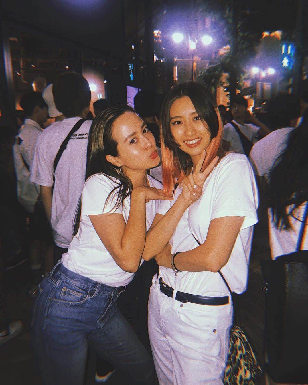 Tattyのインスタグラム：「@hanes_japan のTシャツを着て みのりの写真展へ🙏🌹 ずっと変わらず優しいみのりたん🌈 会えて嬉しかった🥰  会場では @hanes_japan の広告で撮影した写真が展示してあった😌 彼女の今後の作品も活躍も楽しみ💌 go check → @minorifilms 📷  #hanes」
