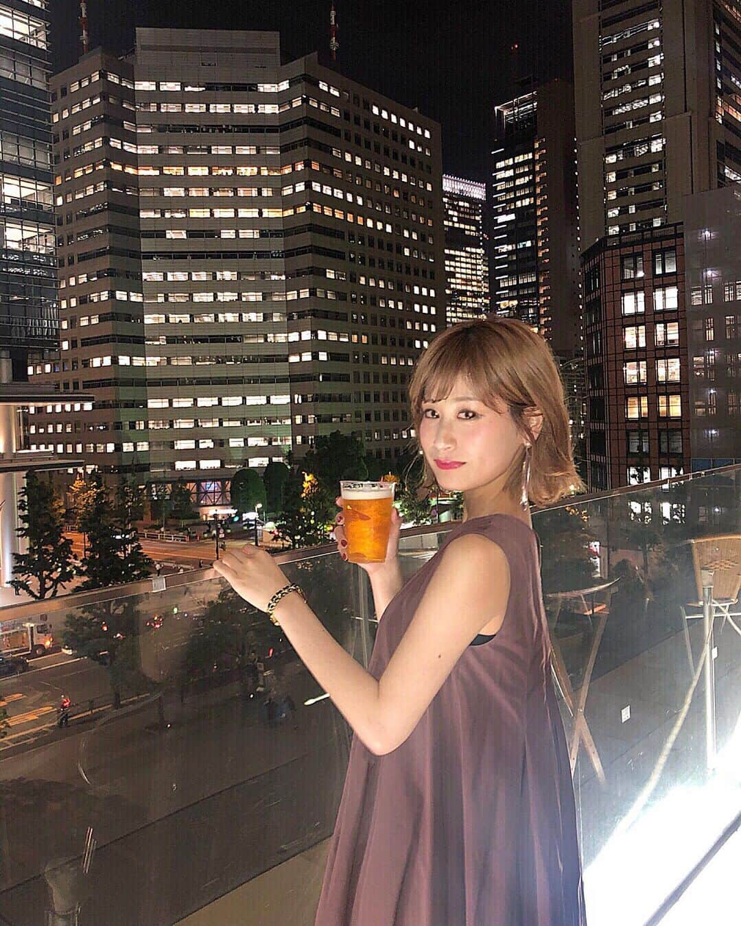 都築青空さんのインスタグラム写真 - (都築青空Instagram)「この夏最初のビアガーデン🍻 @terrasse_sankei . . 大手町にある 天空のビアガーデン「テラッセ」へ✨✨ 豊富なアジア料理をいただけて、 パクチー好きの私にはたまらなかった🌱 ドリンクの種類もビールだけじゃなくて、 たくさんあって驚き。 大手町のビル夜景を眺めながらの ビールは格別でした😽 . .  #ビアガーデン #大手町ビアガーデン #美的アジア飯 #女子会」5月31日 22時54分 - aozora723