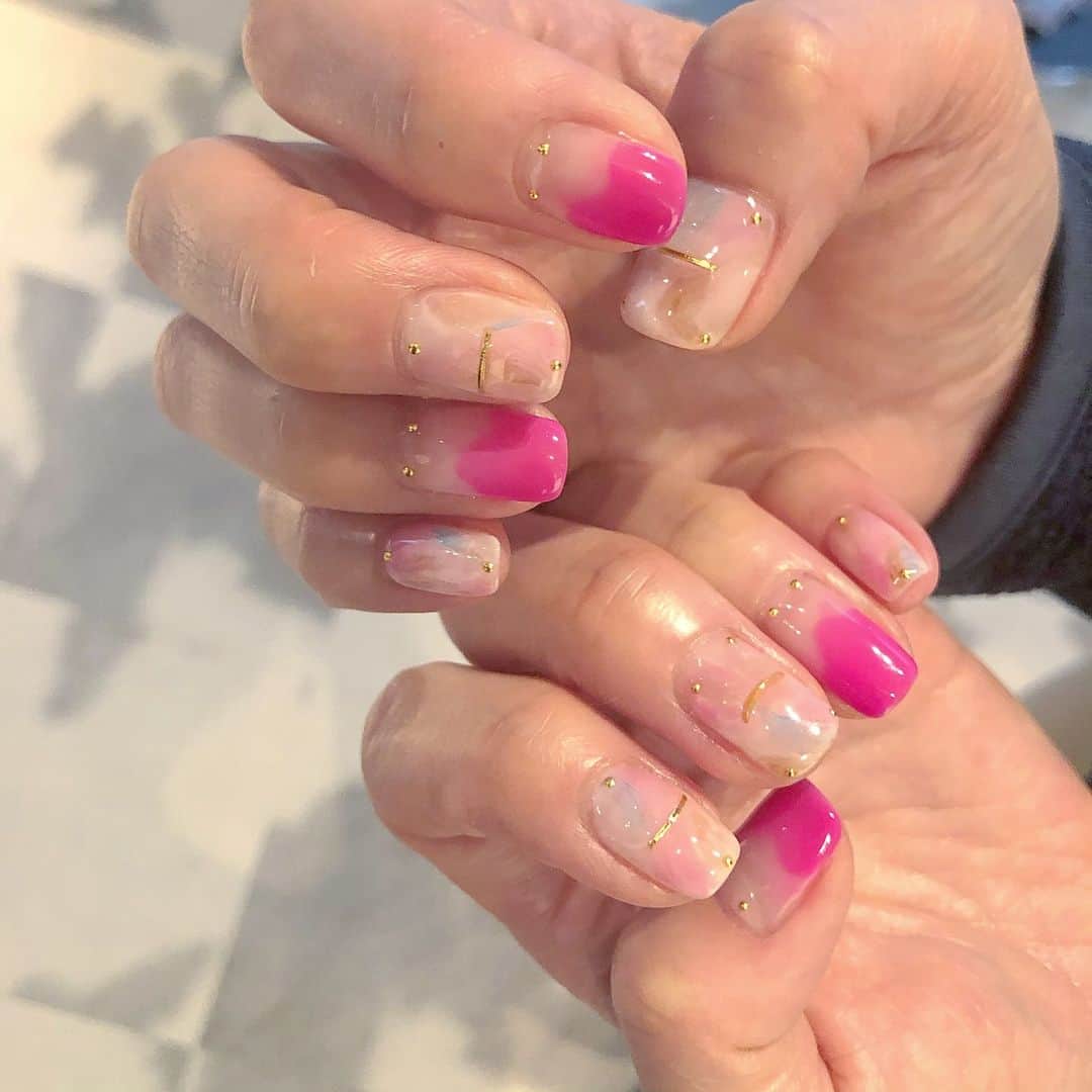 RUBY&ONYX by Kanako Miuraのインスタグラム：「ピンクマーブル💋 ・ ・ ・ 6/1  18:00〜 6/2  16:00〜  ご案内可能でございます🥰 その他のお時間もご相談くださいませ。  お子様もお隣に座れるペアルームや個室もございます💡 ・ ・ ・ 🌿月額制もやってます🌿 ○プレミアム会員(ハンド&フット)¥29,800(税抜)・ ○ハンドレギュラー会員¥14,800(税抜)・ ○フットレギュラー会員¥14,800(税抜)・ ・ それぞれ全てのメニューが月に何度でもご利用頂けます。  ご予約、お問い合わせはDMまたは 0354595882 LINE ID：@ rubynail までお気軽にどうぞ💫  #daikanyama#nailsalon#nail#gelnail#rubyandonyx#summer#summernails#handnail#mode#cool#studs#menscare#ART#mirrornails#メンズネイル#メンズケア#定額制ネイル#通い放題#ジェルネイル#ネイル#ノーサンディング#ショートネイル#大人ネイル#大理石ネイル#シンプルネイル#代官山ネイルサロン#トレンドネイル」