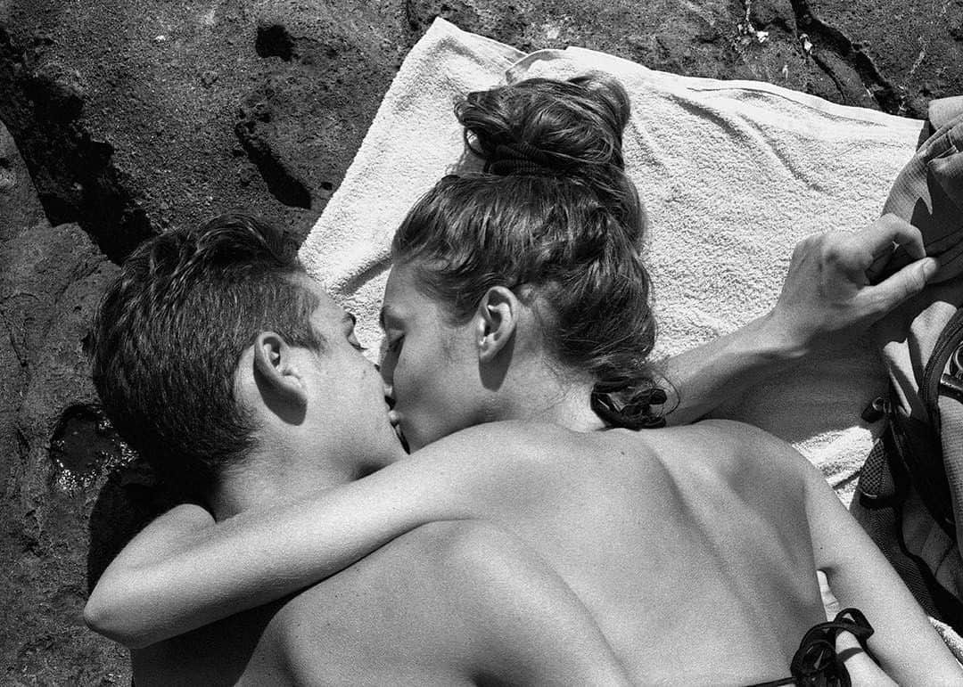 のインスタグラム：「Named as "One To Watch" by the British Journal of Photography, Sicilian photographer Claudio Majorana (@claudiomajorana) captured this beautiful shot with his Leica M6. The image is part of his series "Head of the Lion" which documents the everyday lives of teenagers in the suburbs of Catania. Discover the Leica M-System for yourself via the bio link.  #LeicaCamera #Leica #🔴📷 #Leicagram #LeicaM #LeicaM6 #TheLeicaLook #LeicaWorld #Leica_Club #LeicaSociety #LeicaPhoto #ShootLeicaPro #streetphoto #bnw_world #bnwmood #bnwlovers #Sicily #documentaryphotography #analogphotography」