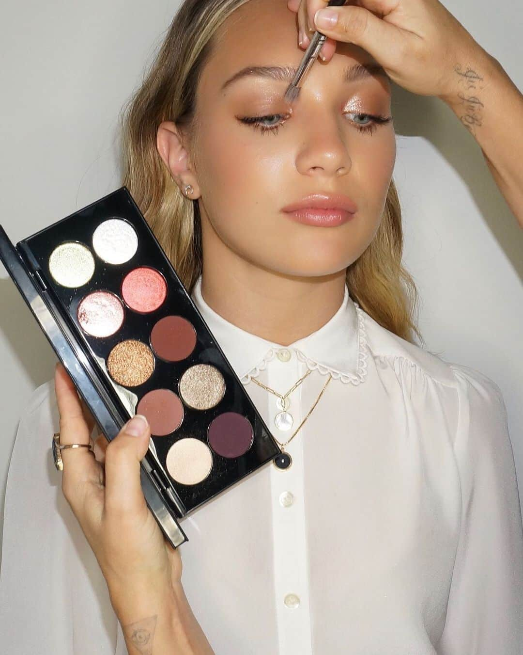 パット・マグラスさんのインスタグラム写真 - (パット・マグラスInstagram)「MADDIE & THE MOTHERSHIP ⚡⚡⚡ The DIVINE @maddieziegler getting glamorous with the #MothershipV Bronze Seduction Eye Palette, shade ‘ROSE GOLD 005,’ @variety 2018. MAJOR makeup look by #MUA @thetonyabrewer ⚡⚡⚡ #PatMcGrathLabs #inspiration #ComingSoon」5月31日 23時02分 - patmcgrathreal