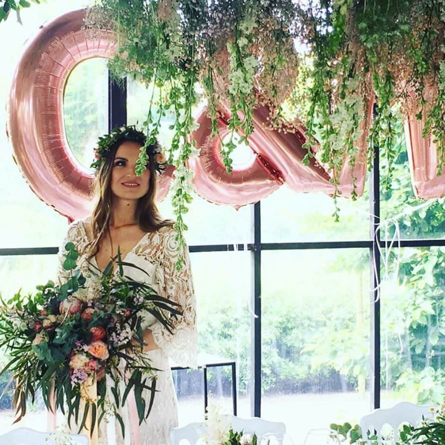 のインスタグラム：「A FAIRYTALE WEDDING🌙🥂#theboheimanbride #rosesdress #madeincalifornia🇺🇸 #visitkiteandbutterfly #botanicalwedding @eatinghabits.be @rebel_at_heart_bridal_studio」