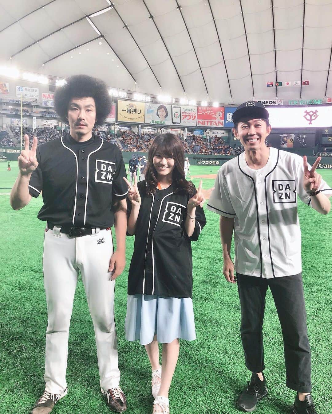 のインスタグラム：「. . DAZNさんに招待いただいて 東京ドームで野球観戦🥺⚾️✨ . しかも試合前にグラウンドに降りて トータルテンボスのお二人と記念写真も撮れたよ！🥺 . 直接の試合観戦ももちろんだけど みたい試合に間に合わない…！ . そんな時スマホでどこでも観戦ができちゃう DAZNは便利！✨ 野球以外のスポーツも見放題だよー！ . 今なら視聴が1ヶ月無料だそうです⚾  今年から巨人も仲間入りだよ✨ . DAZNは、プロ野球以外もJリーグ、Bリーグ、テニス、バレーボール、ラグビー、ボクシング、総合格闘技、サイクリング、F1などなど、、 たくさんスポーツみれるよー♡ . ちなみに、DAZN （@dazn_jpn ）を フォロー＆DAZNフォトブースで撮った写真に、  #WATCHDAZN のハッシュタグをつけて投稿すると、 東京ドームのプレミアムラウンジで観戦ができるペアチケットが当たるみたい💗 . また来たいなぁ🥺 . スポーツ好きの人はぜひチェックしてね！ .  #読売巨人軍#読売ジャイアンツ#ジャビット#中日#ドアラ#野球女子#スポーツ女子#ダゾーン#野球観戦#東京ドーム#130キロチャレンジ#トータルテンボス#始球式#プレミアムラウンジ#プロ野球#野球#スマホ#TOKYOGIANTS#DAZN#WATCHDAZN#tokyodome#baseball#tokyo2020#sports#beer」