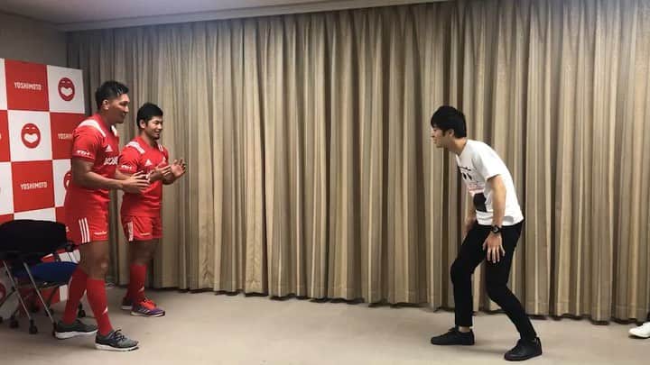 和田美枝のインスタグラム：「ラガーマンお2人に立ち向かう河野くん🏉笑  すぐに助けにけえへんかった鹿田さんにキレる河野くん🏉笑  #LINELIVE #女と男がお届けするラグビー応援番組 #神戸製鋼コベルコスティーラーズ #安井選手 #鹿田選手 #重選手 #令和喜多みな実 #タックル体験 #よう見たら重くん容赦なし #最アンド高 #このタックル見て感じたこと #今シーズンも神戸製鋼優勝だぁぁぁ✊🏻 #ラグビー #カップ戦 #トップリーグ #W杯 #タノシミ」