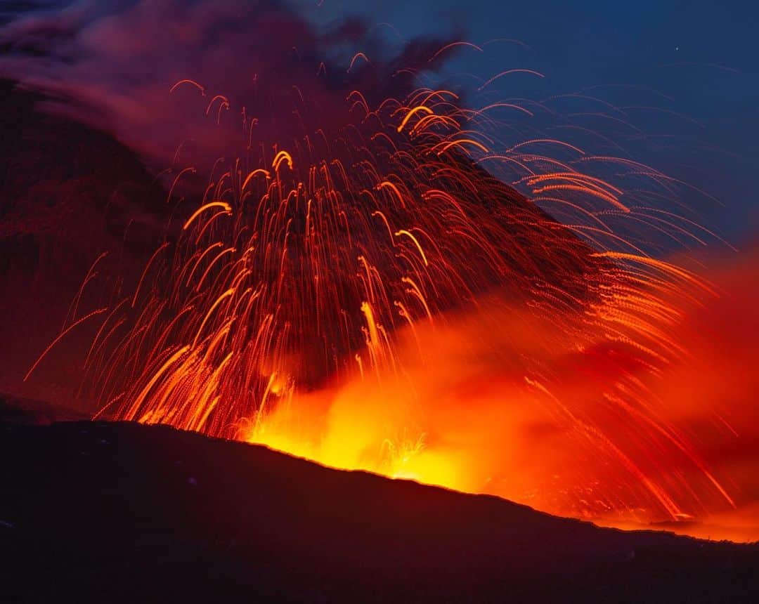 NBC Newsさんのインスタグラム写真 - (NBC NewsInstagram)「#MountEtna erupted overnight Thursday, spewing lava and sending up plumes of ash over #Sicily. . 📷 Salvatore Allegra / @apnews」5月31日 23時04分 - nbcnews