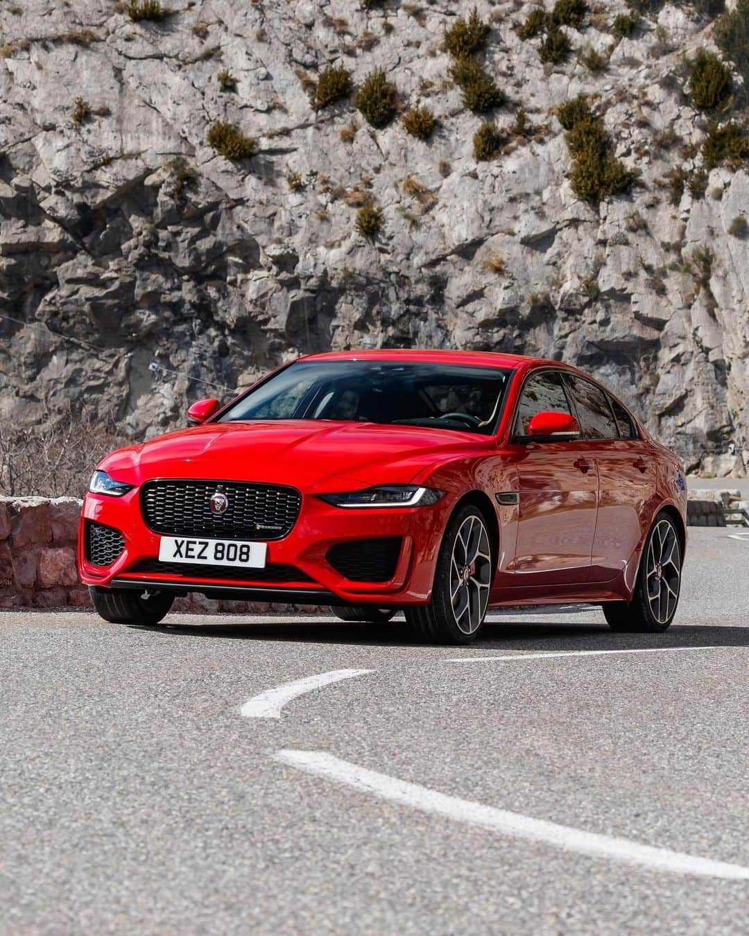 Jaguarさんのインスタグラム写真 - (JaguarInstagram)「Out of office on. Sat Nav off.  #Jaguar #XE #Luxury #Premium #Sports #Saloon #AWD #CarsofInstagram #InstaCar #InstaDesign」5月31日 23時09分 - jaguar