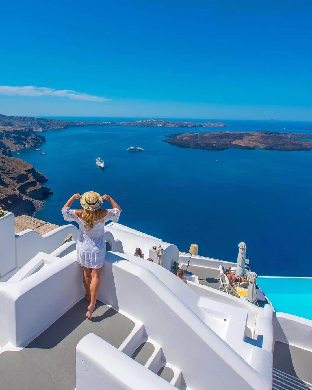 Wonderful Placesさんのインスタグラム写真 - (Wonderful PlacesInstagram)「Hello from @chromatasantorini of @utopianhotels. The view from up here is unbelievable 💙💙💙 We are excited to be here! #utopianhotels #myutopian #chromatasantorini . Pic by @cbezerraphotos」5月31日 23時09分 - wonderful_places