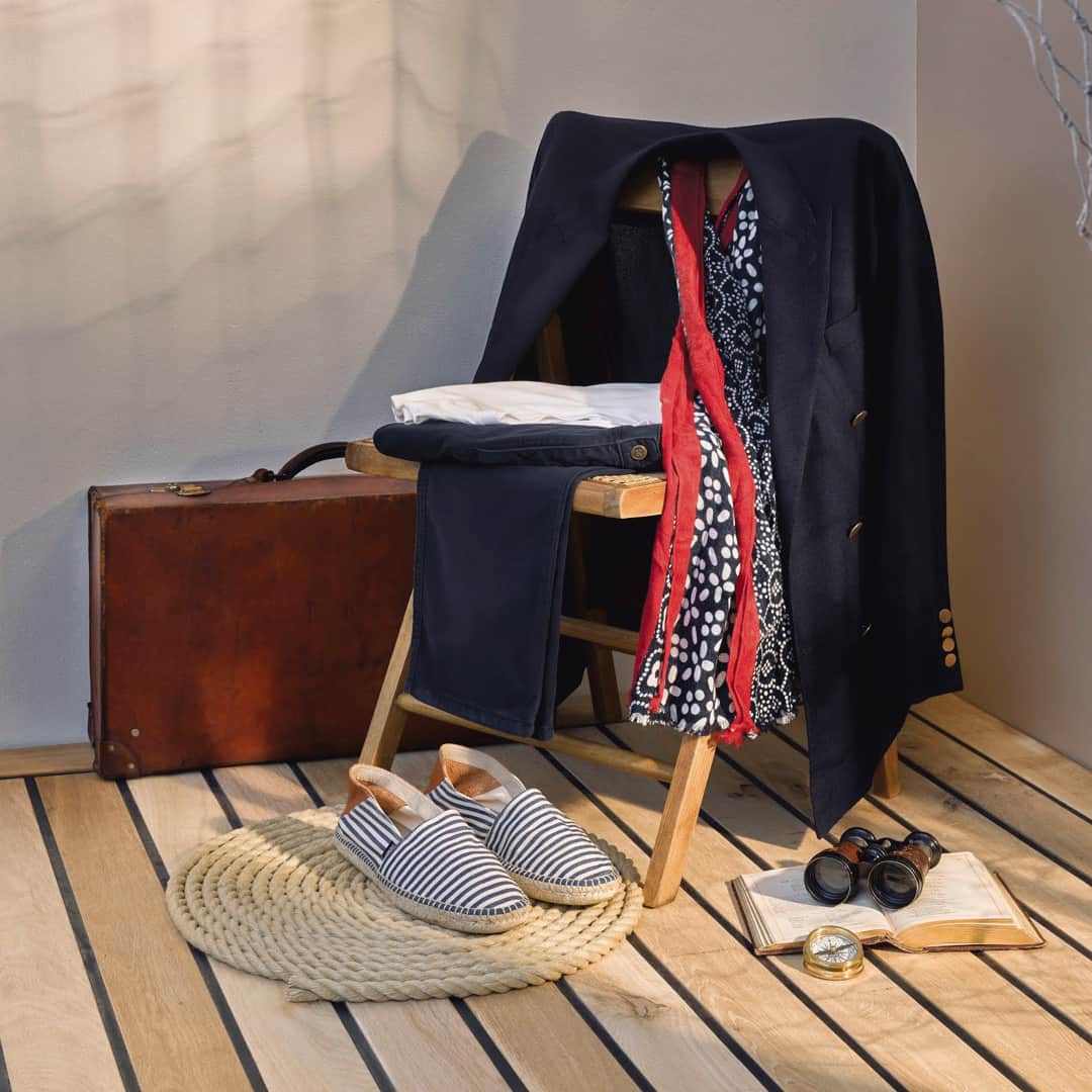 ハケットのインスタグラム：「Trouble packing for a weekend away? We have got you covered with the essentials for a gentleman on the go: a navy blazer, tried-and-true chinos and casual espadrilles with a marine flair. Find your summer kit at the link in bio. #Hackett」