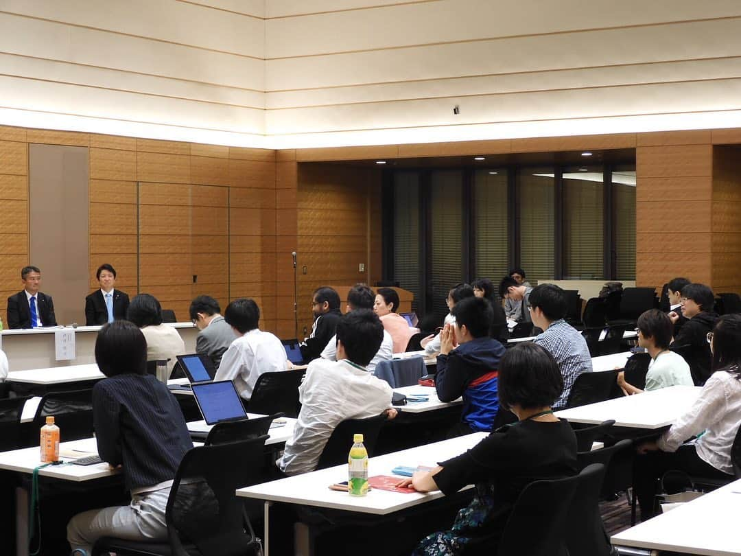 足立康史さんのインスタグラム写真 - (足立康史Instagram)「今夕は、衆議院第一議員会館ホールで‪日本若者協議会主催 公開シンポジウム「令和改元だから考える〜皇位継承問題と令和時代における皇室のあり方〜」https://www.value-press.com/pressrelease/221793‬ が開催され、津村啓介議員、阿部知子議員とパネラーとして参加しました。  ご参集くださった皆様、ありがとうございました！」5月31日 23時12分 - adachiyasushi