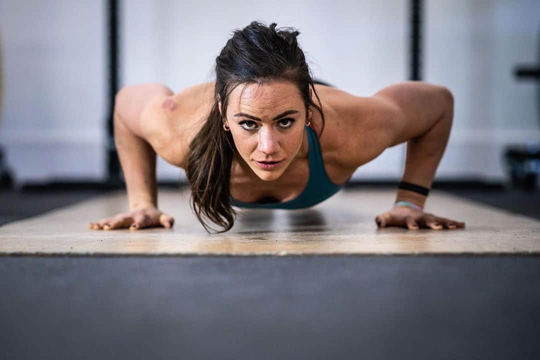 Camille Leblanc-Bazinetさんのインスタグラム写真 - (Camille Leblanc-BazinetInstagram)「New Day ... Same Fight!! 👊🏽 💥  Let’s finish the week STRONG 🦁 🐯 “ #becomethebestme #businessfocus #trainingfocus #focus #athletedevelopmentprogram #ferocfitness #clbfitness #weightlifting #crossfitgames #health #welness #workhard #beproud」5月31日 23時15分 - camillelbaz