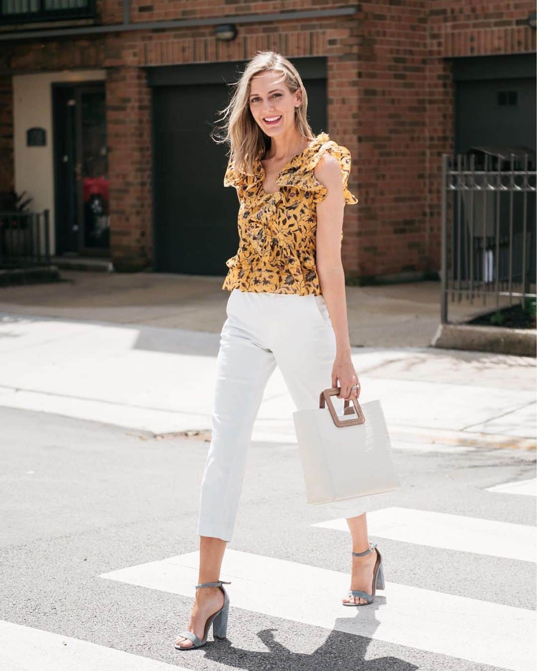 Anna Jane Wisniewskiのインスタグラム：「Not only is this outfit on the blog today BUT I’m sharing the products I use for a faux summer glow (but not nearly tan as I was in college. I mean, why did we do that to ourselves!?) One of the items you can find at any drugstore and the other was more of a splurge BUT I’ve had it for a year now and still have half a bottle left! Hope you everyone has a great weekend! http://liketk.it/2Cdra #liketkit @liketoknow.it #LTKunder50 #LTKbeauty #selftanner #whitepants #ullajohnson 📸 @ironandhoney」