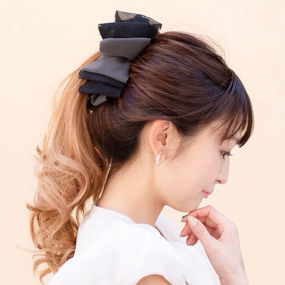AngeBloomのインスタグラム：「本店では完売したシースルーシリーズもRakuten brand avenueには展開していますよー‼️ ・ 少量なので早いもの勝ちですー💦 ・ ショップへはTOPからアクセス✈️ @angebloom_official  #angebloom #アンジェブルーム #ヘアアレンジ#簡単ヘアアレンジ #バナナクリップ#プレゼント#誕生日#誕生日プレゼント#オフィススタイル#ママカジュアル#大人可愛い#パーティースタイル#結婚式コーデ#結婚式#女子会#プチプラ#hairarrange #hairaccessories #hairstyle #hairstyles #giftideas #madeinjapan」