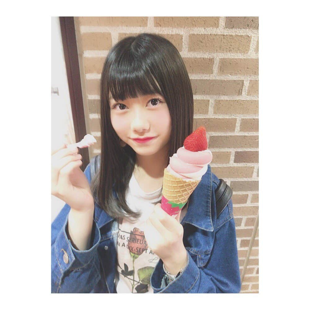 千葉恵里さんのインスタグラム写真 - (千葉恵里Instagram)「大好きなソフトクリーム🍓 原宿行くと毎回食べちゃう♡ ・ ・ ・ #いちご #ソフトクリーム #原宿 #竹下通り」5月31日 23時31分 - eriierii_1027