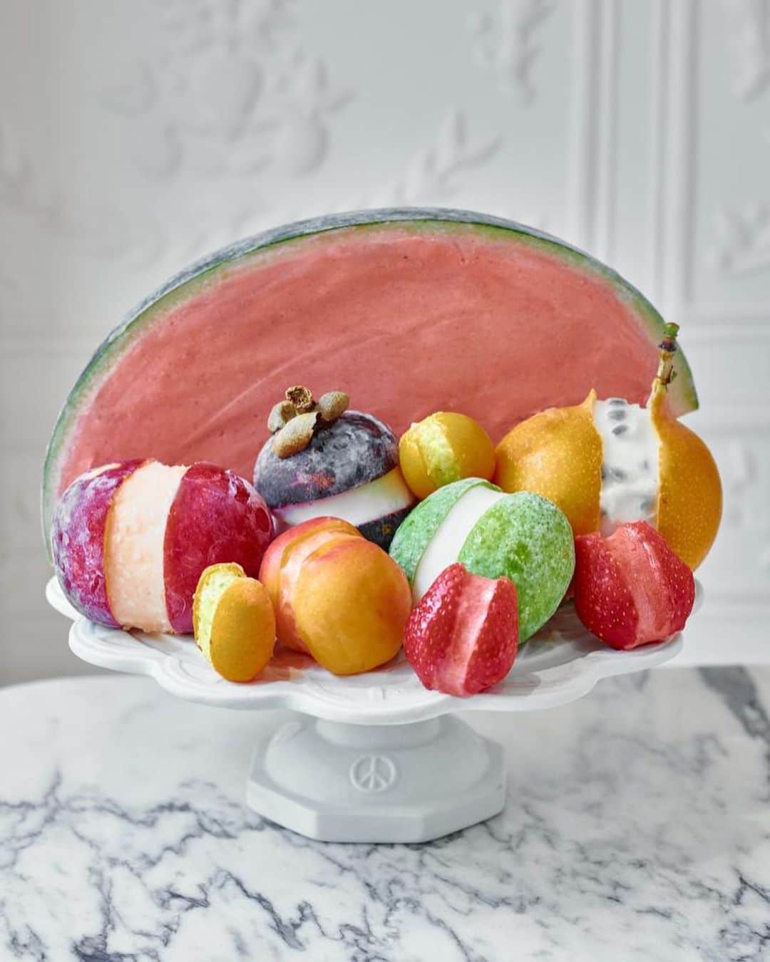 Vogue Parisさんのインスタグラム写真 - (Vogue ParisInstagram)「Food trend alert: you can expect to be eating plenty of Fruttini this summer. The concept? Remove the insides of a fruit, turn it into sorbet and place it back inside. Born from the imagination of Marie-Laure Pollet and Olivia Berdah, flavors include pineapple, banana, lemon, strawberry, kiwi, coconut, Granny Smith, dates and fig. @fruttini_by_mo #FoodTrend #Fruttini」5月31日 23時25分 - voguefrance