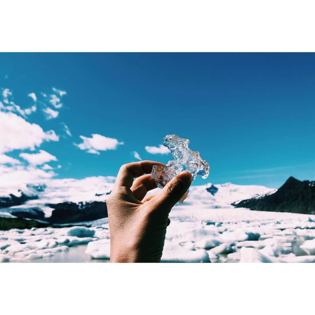 雪浦聖子さんのインスタグラム写真 - (雪浦聖子Instagram)「Finally we have met glacier！ 旅も終盤を迎えテンションあがりつつ、くたびれてきて謎英語が脳内に浮かぶように。 昨日、アイスランドの南側に来て、ついに氷河に遭遇。 ヴァトナヨークトル氷河。アイスランド最大の氷河で国土の8%を覆っているそう。その端っこを見た。 青い、何百年も前の空気を含んだ氷が目の前にぎっしり。圧巻。 こっちに来てからずっと、空間的にも時間的にも普段見てるものとのスケールの違いに圧倒されてる。  西に移動して、苔の大地へ。前回来た時はずっと雨が降ってて寒くてとてもじゃないけど寝転べなかったのだけど、今回はカラカラなので、そっと寝転んでみた。苔、かなりの厚みがあってゴワフカって感じだった。  夜はスコガフォスという大きな滝の麓でキャンプ。南側に来て随分暖かくなったのでかなり快適。 近くに温泉があるというので途中まで車で、あとは石だらけの地面を歩いて進む。やっとついた山に囲まれた温泉、ほぼ何年も掃除されてない学校のプールだった。お湯、びっくりするくらい緑色。もはや黒かった。藻でいっぱい。底もヌルヌル。戸惑いつつせっかく来たからと水着ではいった。そういえば子供の頃ミステリーハンターになりたかったのを思い出した。昨夜私は視聴者のいない竹内海南江さんだった。ドロドロだったけど温まった。若いカップルがずっと楽そうにお湯に浸かってたのが印象的だった。恋は盲目。」5月31日 23時39分 - sneeuw_y