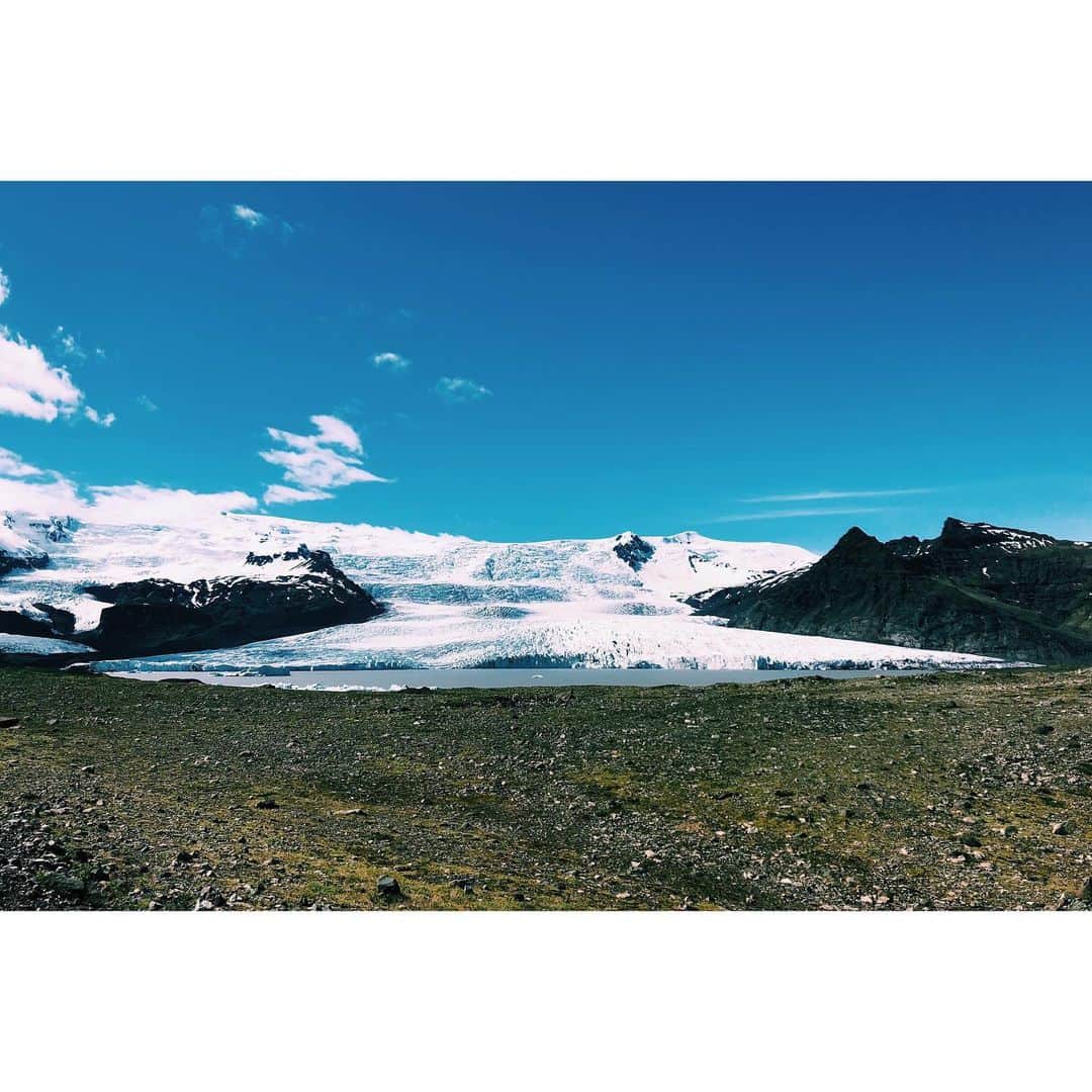 雪浦聖子さんのインスタグラム写真 - (雪浦聖子Instagram)「Finally we have met glacier！ 旅も終盤を迎えテンションあがりつつ、くたびれてきて謎英語が脳内に浮かぶように。 昨日、アイスランドの南側に来て、ついに氷河に遭遇。 ヴァトナヨークトル氷河。アイスランド最大の氷河で国土の8%を覆っているそう。その端っこを見た。 青い、何百年も前の空気を含んだ氷が目の前にぎっしり。圧巻。 こっちに来てからずっと、空間的にも時間的にも普段見てるものとのスケールの違いに圧倒されてる。  西に移動して、苔の大地へ。前回来た時はずっと雨が降ってて寒くてとてもじゃないけど寝転べなかったのだけど、今回はカラカラなので、そっと寝転んでみた。苔、かなりの厚みがあってゴワフカって感じだった。  夜はスコガフォスという大きな滝の麓でキャンプ。南側に来て随分暖かくなったのでかなり快適。 近くに温泉があるというので途中まで車で、あとは石だらけの地面を歩いて進む。やっとついた山に囲まれた温泉、ほぼ何年も掃除されてない学校のプールだった。お湯、びっくりするくらい緑色。もはや黒かった。藻でいっぱい。底もヌルヌル。戸惑いつつせっかく来たからと水着ではいった。そういえば子供の頃ミステリーハンターになりたかったのを思い出した。昨夜私は視聴者のいない竹内海南江さんだった。ドロドロだったけど温まった。若いカップルがずっと楽そうにお湯に浸かってたのが印象的だった。恋は盲目。」5月31日 23時39分 - sneeuw_y