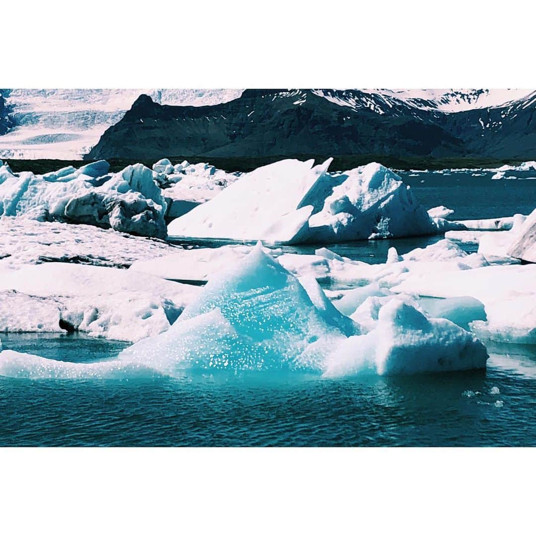 雪浦聖子さんのインスタグラム写真 - (雪浦聖子Instagram)「Finally we have met glacier！ 旅も終盤を迎えテンションあがりつつ、くたびれてきて謎英語が脳内に浮かぶように。 昨日、アイスランドの南側に来て、ついに氷河に遭遇。 ヴァトナヨークトル氷河。アイスランド最大の氷河で国土の8%を覆っているそう。その端っこを見た。 青い、何百年も前の空気を含んだ氷が目の前にぎっしり。圧巻。 こっちに来てからずっと、空間的にも時間的にも普段見てるものとのスケールの違いに圧倒されてる。  西に移動して、苔の大地へ。前回来た時はずっと雨が降ってて寒くてとてもじゃないけど寝転べなかったのだけど、今回はカラカラなので、そっと寝転んでみた。苔、かなりの厚みがあってゴワフカって感じだった。  夜はスコガフォスという大きな滝の麓でキャンプ。南側に来て随分暖かくなったのでかなり快適。 近くに温泉があるというので途中まで車で、あとは石だらけの地面を歩いて進む。やっとついた山に囲まれた温泉、ほぼ何年も掃除されてない学校のプールだった。お湯、びっくりするくらい緑色。もはや黒かった。藻でいっぱい。底もヌルヌル。戸惑いつつせっかく来たからと水着ではいった。そういえば子供の頃ミステリーハンターになりたかったのを思い出した。昨夜私は視聴者のいない竹内海南江さんだった。ドロドロだったけど温まった。若いカップルがずっと楽そうにお湯に浸かってたのが印象的だった。恋は盲目。」5月31日 23時39分 - sneeuw_y