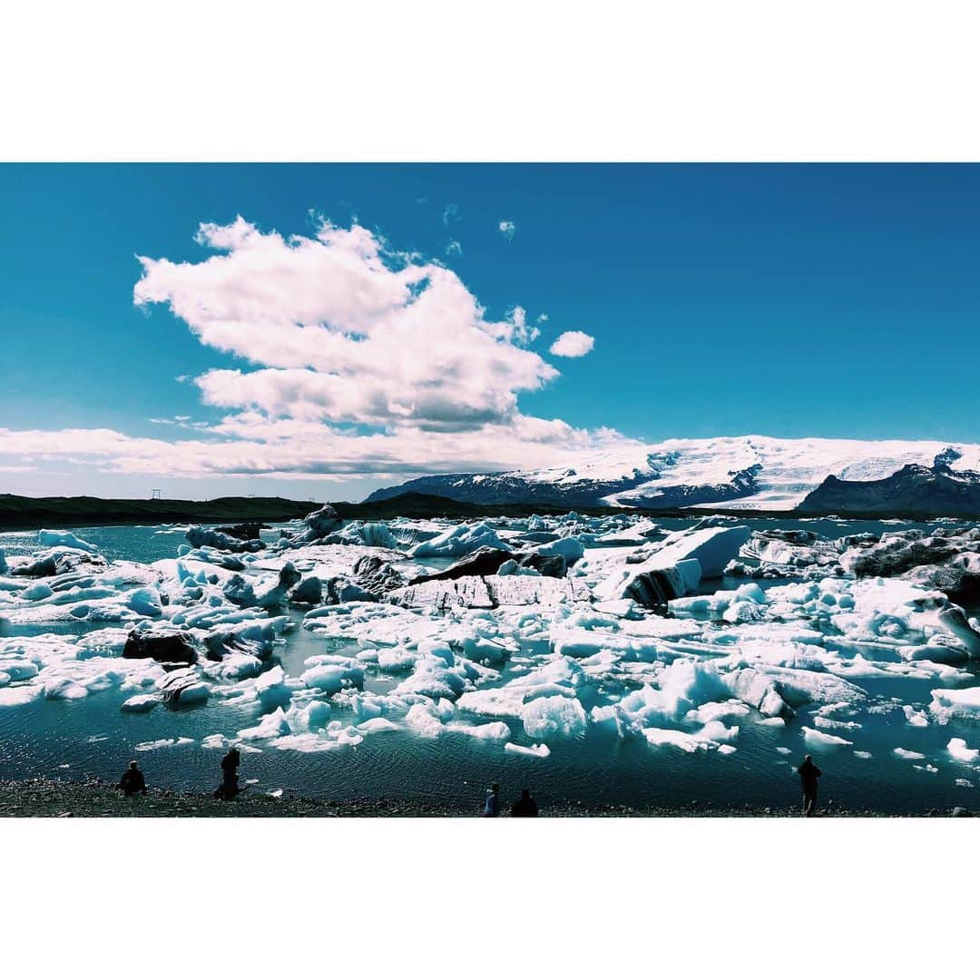 雪浦聖子さんのインスタグラム写真 - (雪浦聖子Instagram)「Finally we have met glacier！ 旅も終盤を迎えテンションあがりつつ、くたびれてきて謎英語が脳内に浮かぶように。 昨日、アイスランドの南側に来て、ついに氷河に遭遇。 ヴァトナヨークトル氷河。アイスランド最大の氷河で国土の8%を覆っているそう。その端っこを見た。 青い、何百年も前の空気を含んだ氷が目の前にぎっしり。圧巻。 こっちに来てからずっと、空間的にも時間的にも普段見てるものとのスケールの違いに圧倒されてる。  西に移動して、苔の大地へ。前回来た時はずっと雨が降ってて寒くてとてもじゃないけど寝転べなかったのだけど、今回はカラカラなので、そっと寝転んでみた。苔、かなりの厚みがあってゴワフカって感じだった。  夜はスコガフォスという大きな滝の麓でキャンプ。南側に来て随分暖かくなったのでかなり快適。 近くに温泉があるというので途中まで車で、あとは石だらけの地面を歩いて進む。やっとついた山に囲まれた温泉、ほぼ何年も掃除されてない学校のプールだった。お湯、びっくりするくらい緑色。もはや黒かった。藻でいっぱい。底もヌルヌル。戸惑いつつせっかく来たからと水着ではいった。そういえば子供の頃ミステリーハンターになりたかったのを思い出した。昨夜私は視聴者のいない竹内海南江さんだった。ドロドロだったけど温まった。若いカップルがずっと楽そうにお湯に浸かってたのが印象的だった。恋は盲目。」5月31日 23時39分 - sneeuw_y