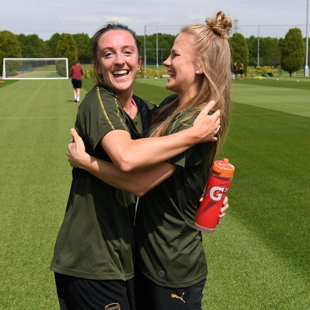 Arsenal Ladiesさんのインスタグラム写真 - (Arsenal LadiesInstagram)「When you’re reunited with your bestie 🤗😍 #AWFC #arsenalwomen #afc #arsenal」5月31日 23時39分 - arsenalwfc