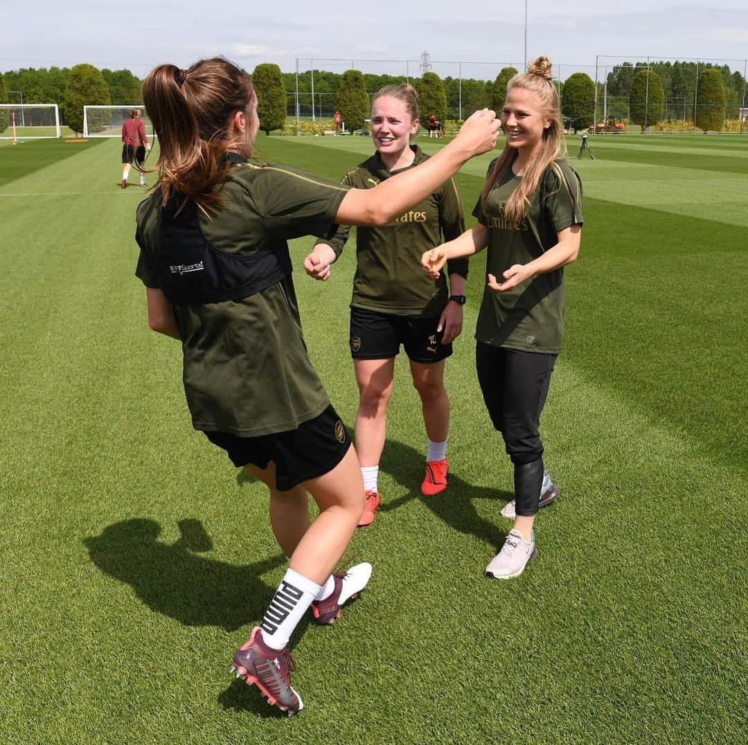 Arsenal Ladiesさんのインスタグラム写真 - (Arsenal LadiesInstagram)「When you’re reunited with your bestie 🤗😍 #AWFC #arsenalwomen #afc #arsenal」5月31日 23時39分 - arsenalwfc