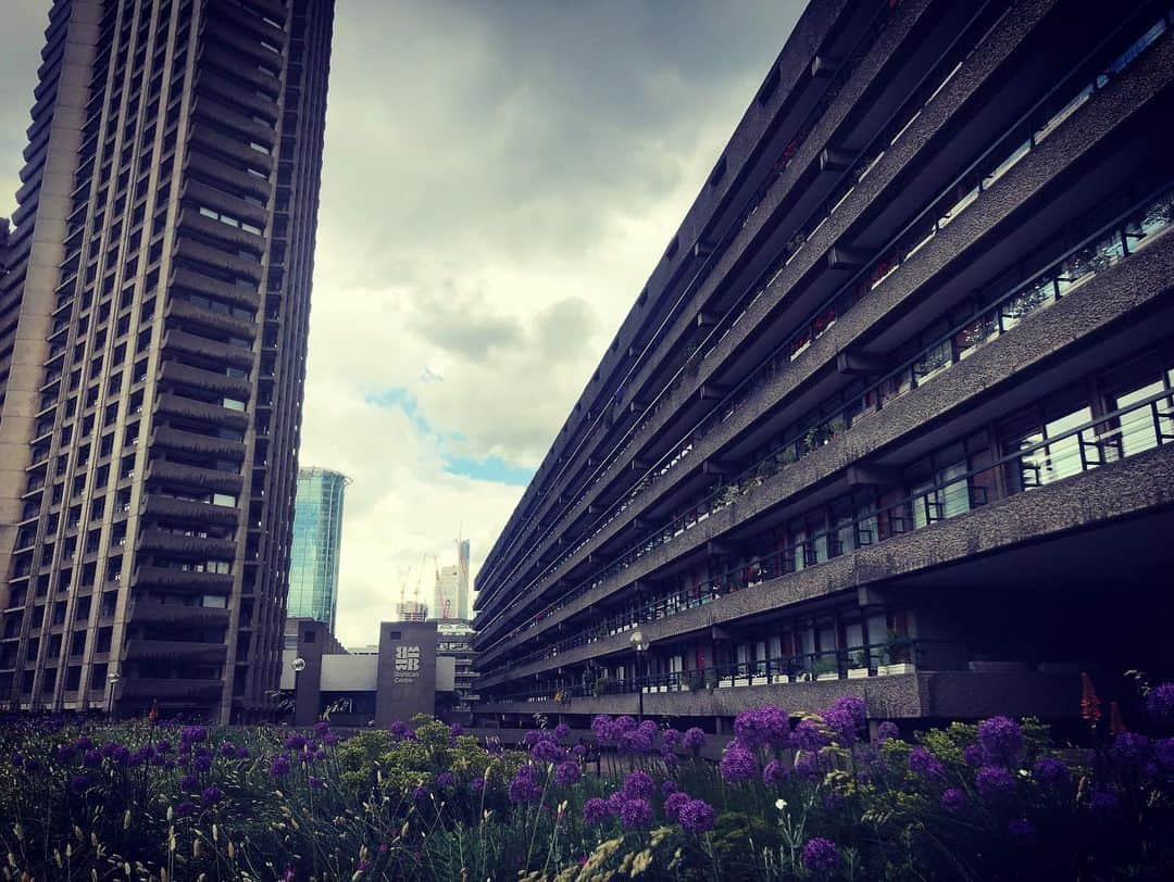 Rie fuさんのインスタグラム写真 - (Rie fuInstagram)「70年代にできたロンドンのアート団地、バービカン。いい感じにレトロながら、庭のお手入れも掃除も管理が行き届いてる🌿Neo-retro @barbicancentre #London #councilestate #architecture」5月31日 23時34分 - riefuofficial