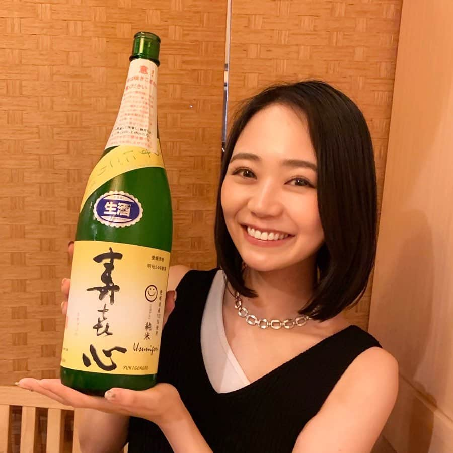 緑川静香さんのインスタグラム写真 - (緑川静香Instagram)「【しーたん日本酒録】  首藤酒造@愛媛 寿喜心 純米 うすにごり生 にこまる  レモンのような爽やかな酸味や甘味が心地よいお酒。  35度を超える暑さ、この先の本場の夏に恐怖を覚えてぐったりしていたその時にキンキンに冷やしたこれをサッと出された時にゃ夏よこいっどーんと！ってなりますよ、はい。  #しーたん日本酒録 #唎酒師 #日本酒 #日本酒女子 #寿喜心 #純米生酒 #にこまる #sake #japanesesake #sakestagram #sakebomb #sakebottle #일본술  #爽やかさがすごい #まぶしい #愛媛県のニコマル米100%使用 #飯米としても食べられているのです #ガス感がちょうどよい」5月31日 23時48分 - midorikawa_shizuka