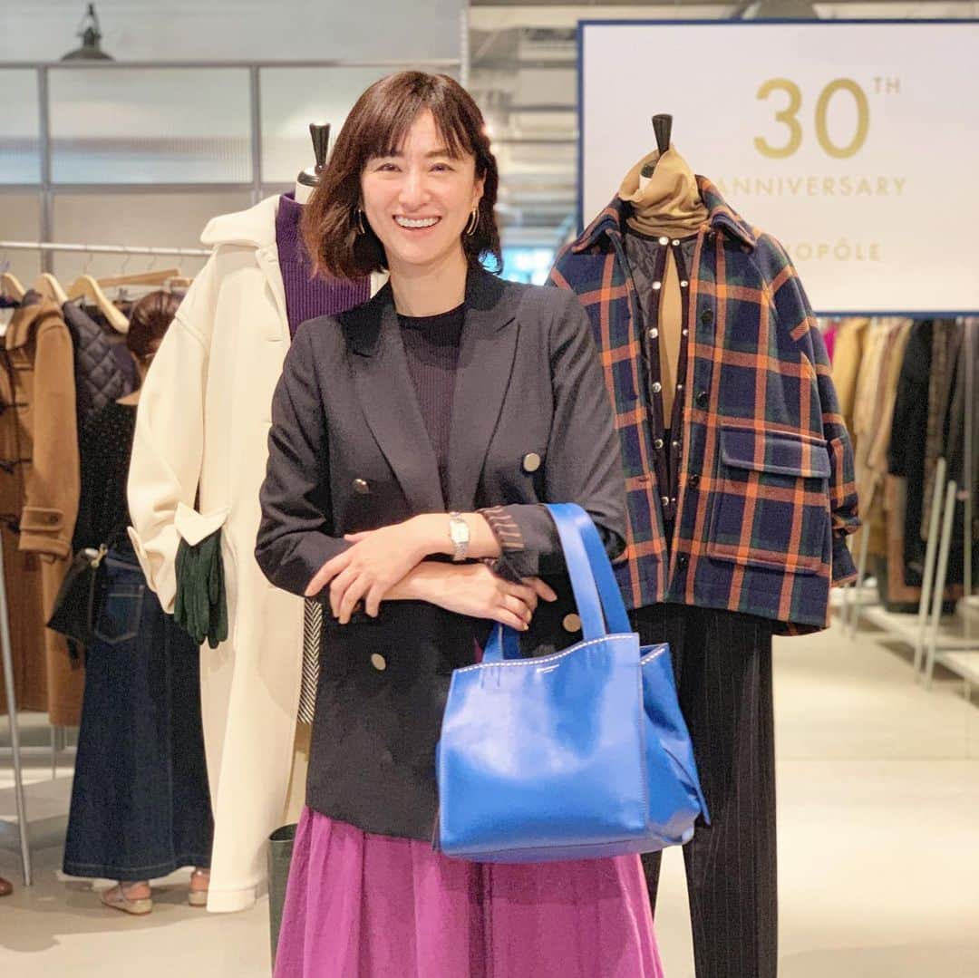 前田ゆかのインスタグラム：「@heliopole_official  エリオポール A/W collectionへ  テーマは ブルジョワ ブリット ボヘミアン！  ジャケットやコートは細身でシンプル ベーシックの秋の装い。  30周年を記念して作られたブルーの バックは、 @jandmdavidson とコラボ商品。 限定モノです！ #エリオポール ブルーを基調に  随所に漂うエレガントさのあるバックが素敵✨✨✨ 最後に見た #jandmdavidson  新しくなってチェーンも付いて カラーがかわいい！！ トキメキました〜✨✨ #エリオポール #秋を先取り #bag #ミッチに逢いに #行ってきました」