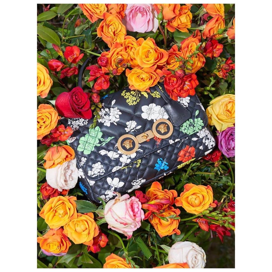 ジャンニヴェルサーチさんのインスタグラム写真 - (ジャンニヴェルサーチInstagram)「The black #VersaceIcon dual carry bag is enriched with a micro floral print from the #VersaceSS19 collection. Featured in Grazia China. #VersaceEditorials」5月31日 23時52分 - versace