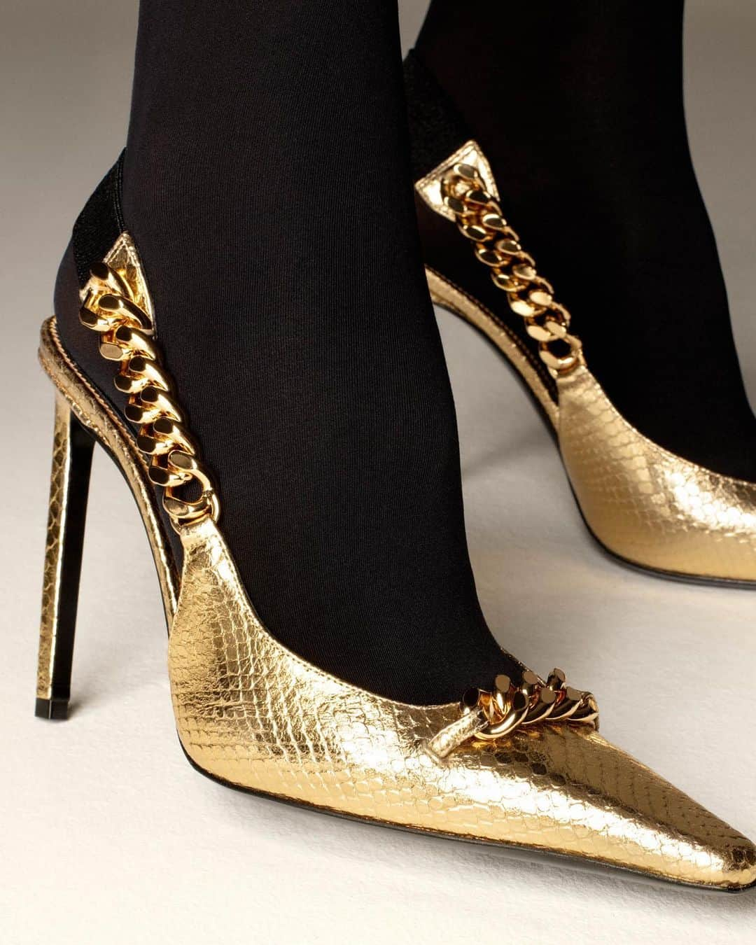 トムフォードさんのインスタグラム写真 - (トムフォードInstagram)「The Python Chain Slingback Pump. #TOMFORD」5月31日 23時52分 - tomford