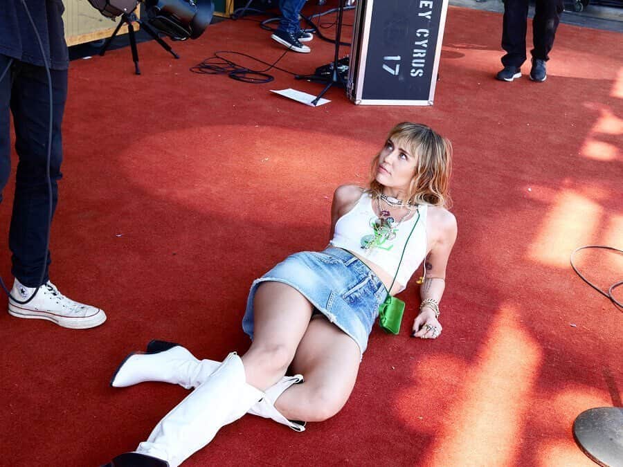 MTVさんのインスタグラム写真 - (MTVInstagram)「Help, I've fallen for #MileyCyrus' new EP #SHEISCOMING and I can't get up🚨| 🔁 @mileycyrus」5月31日 23時53分 - mtv