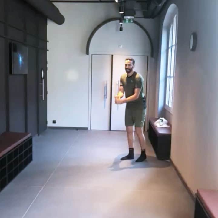 アディル・ラミのインスタグラム：「Champion du monde du trickshot ? Envie de me défier ? Postez vos vidéos avec les #FunChallenge #BNSensation ! Les meilleurs d’entre vous passeront peut être sur M6 et W9 🤓😚」