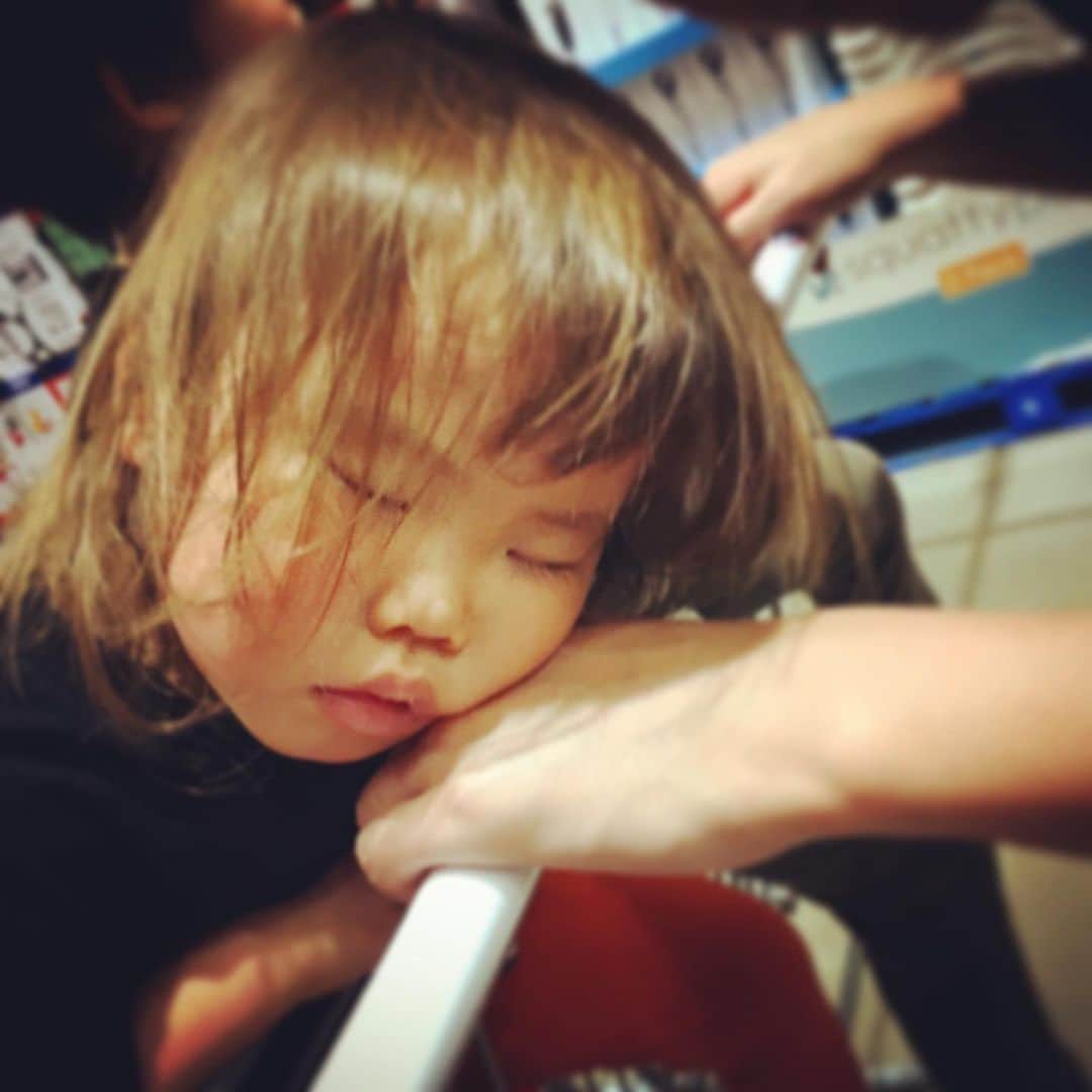 篠宮暁さんのインスタグラム写真 - (篠宮暁Instagram)「左手よだれでくっさー。」5月31日 23時56分 - shinomiyaakira