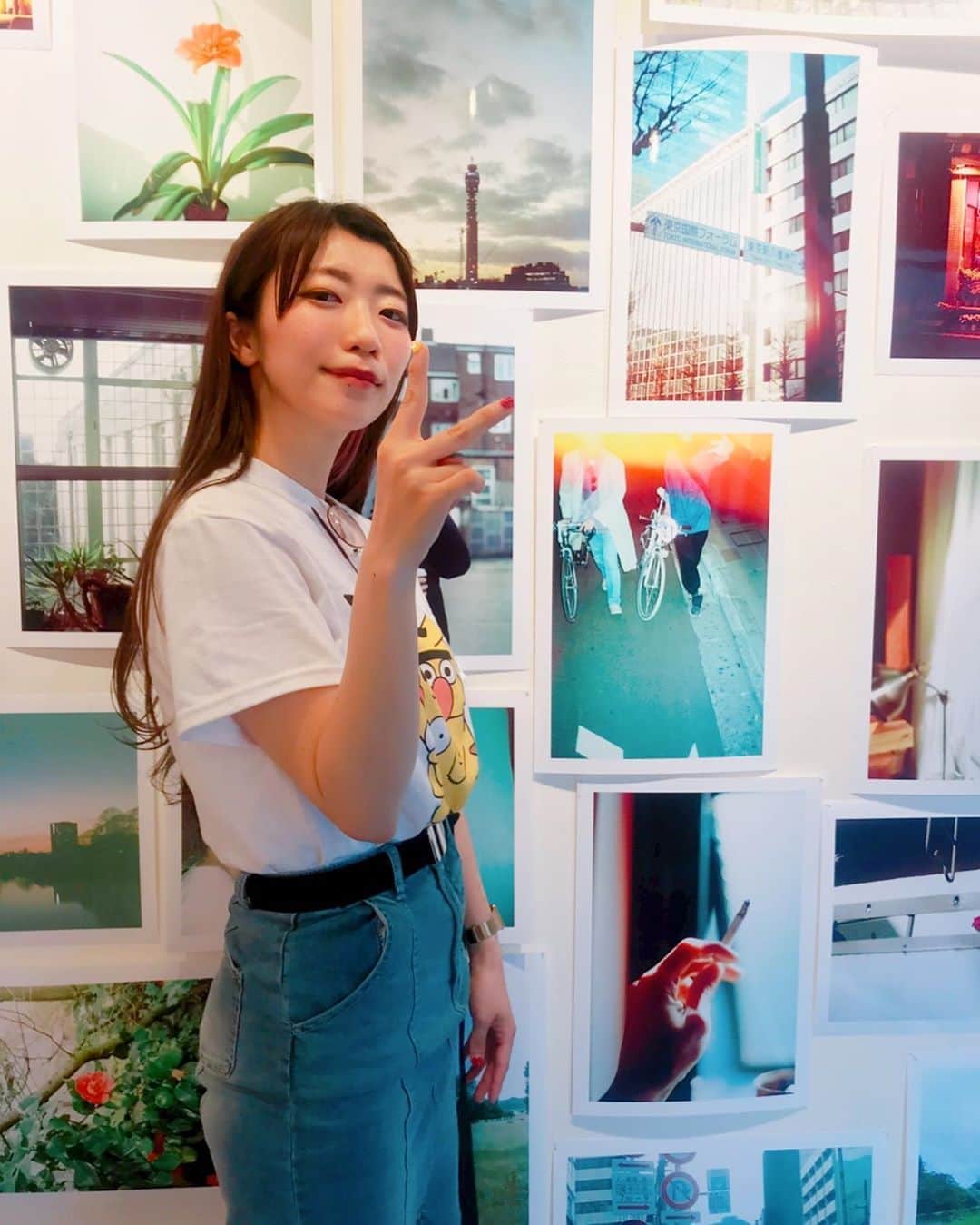 ぱいぱいでか美のインスタグラム：「友達が参加してる写真展『film is not dead』見に行きました。 原宿のデザインフェスタギャラリーで明日まで！ ꙳ #filmisnotdead #デザインフェスタギャラリー  #2 ꙳ いさかじゅんぴょんの写真を見にデザフェスギャラリーへ。 ロンドンにいる写真家と5枚写真を撮って写真を見せ合い、それにお互いインスピレーションを受けて更に撮るという試みが面白かったし お互いがどれの影響でどれを撮ったのか当てられるとなんかめちゃくちゃ嬉しかった……！ 写真でのコミュニケーションすごい。 2のポーズは友達間でお馴染みのやつなのでとくに気にしないでください……。 ちゃんとうつってないけどイケてるTシャツも友達作。 四本拓也ちゃん @yotsumototakuya のやーつです。」